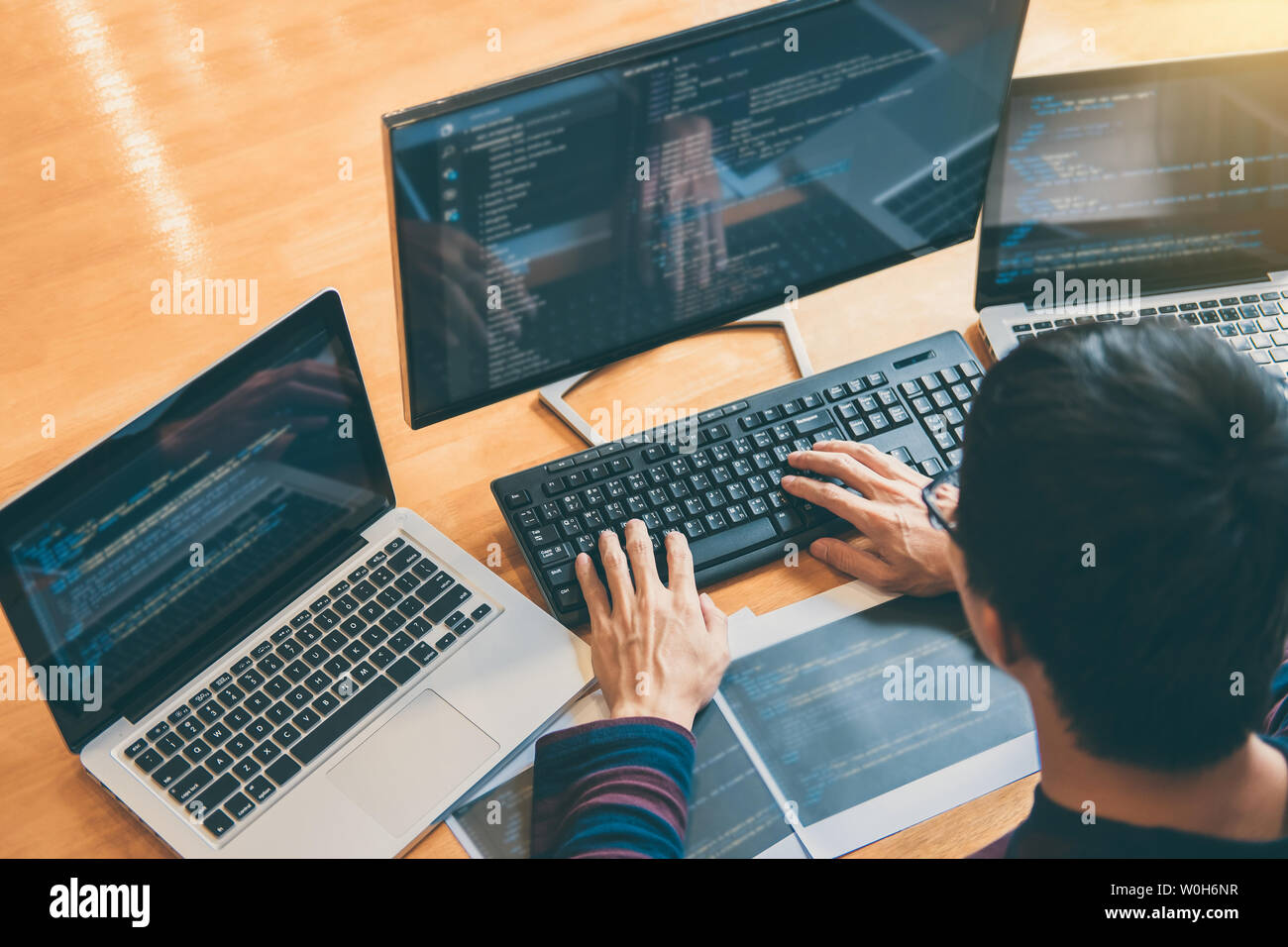 Professionelle Programmierer arbeiten in der Programmierung der Website eine Software- und Kennzeichnungstechnik, Schreiben von Codes und Daten, Code, Programmierung mit HTM Stockfoto
