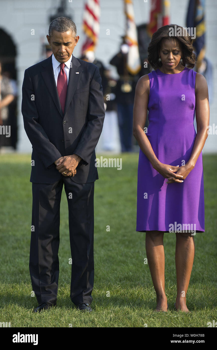 Präsident Barack Obama und der First Lady Michelle Obama, Beobachten, ein Moment der Stille, für den 12. Jahrestag der Terroranschläge vom 11, im Weißen Haus am 11. September 2013 in Washington, D.C. UPI/Kevin Dietsch Stockfoto