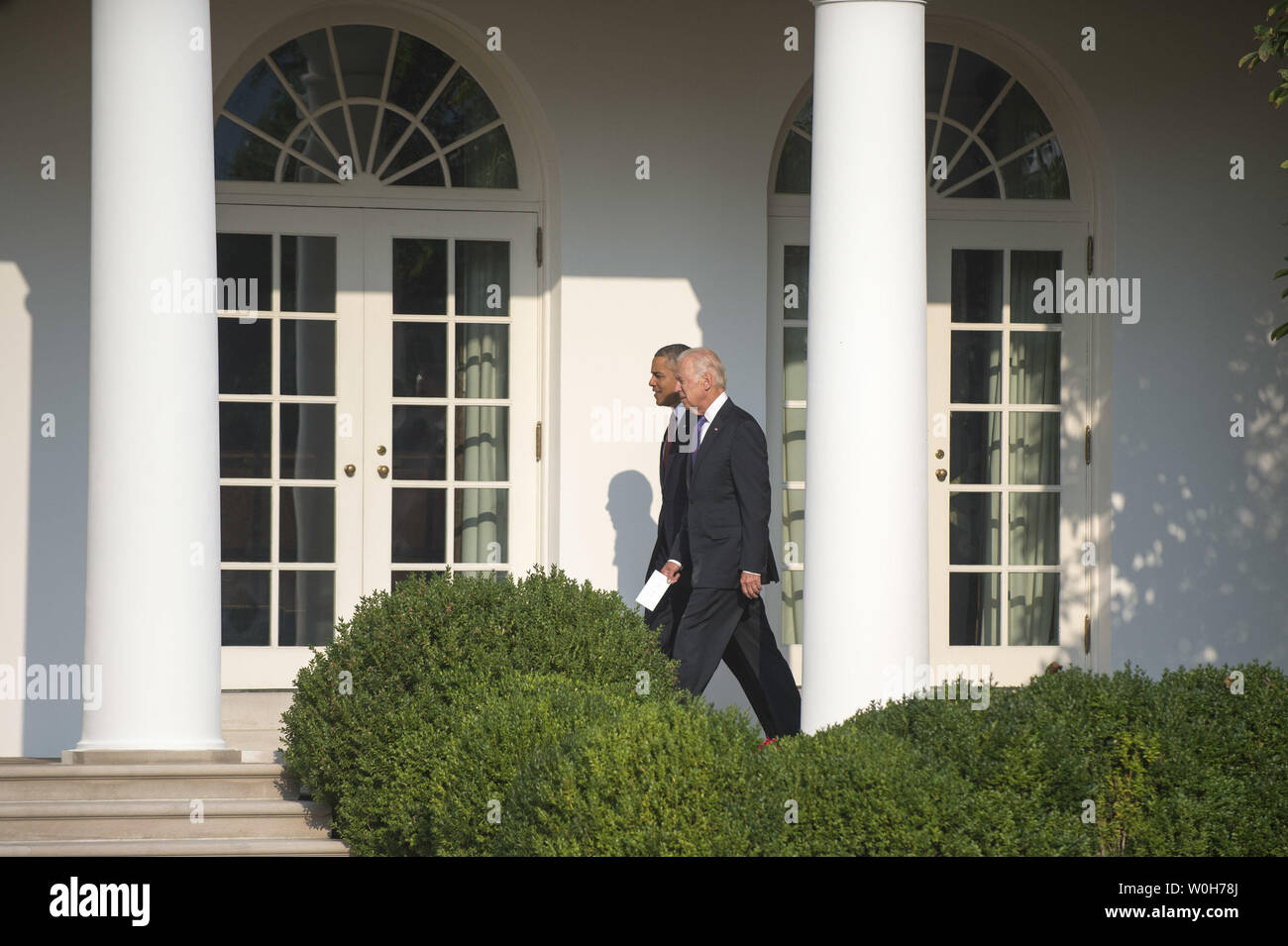 Präsident Barack Obama und Vizepräsident Joe Biden, Spaziergang auf der Kolonnade nach observeing ein Moment der Stille, für den 12. Jahrestag der Terroranschläge vom 11, im Weißen Haus am 11. September 2013 in Washington, D.C. UPI/Kevin Dietsch Stockfoto