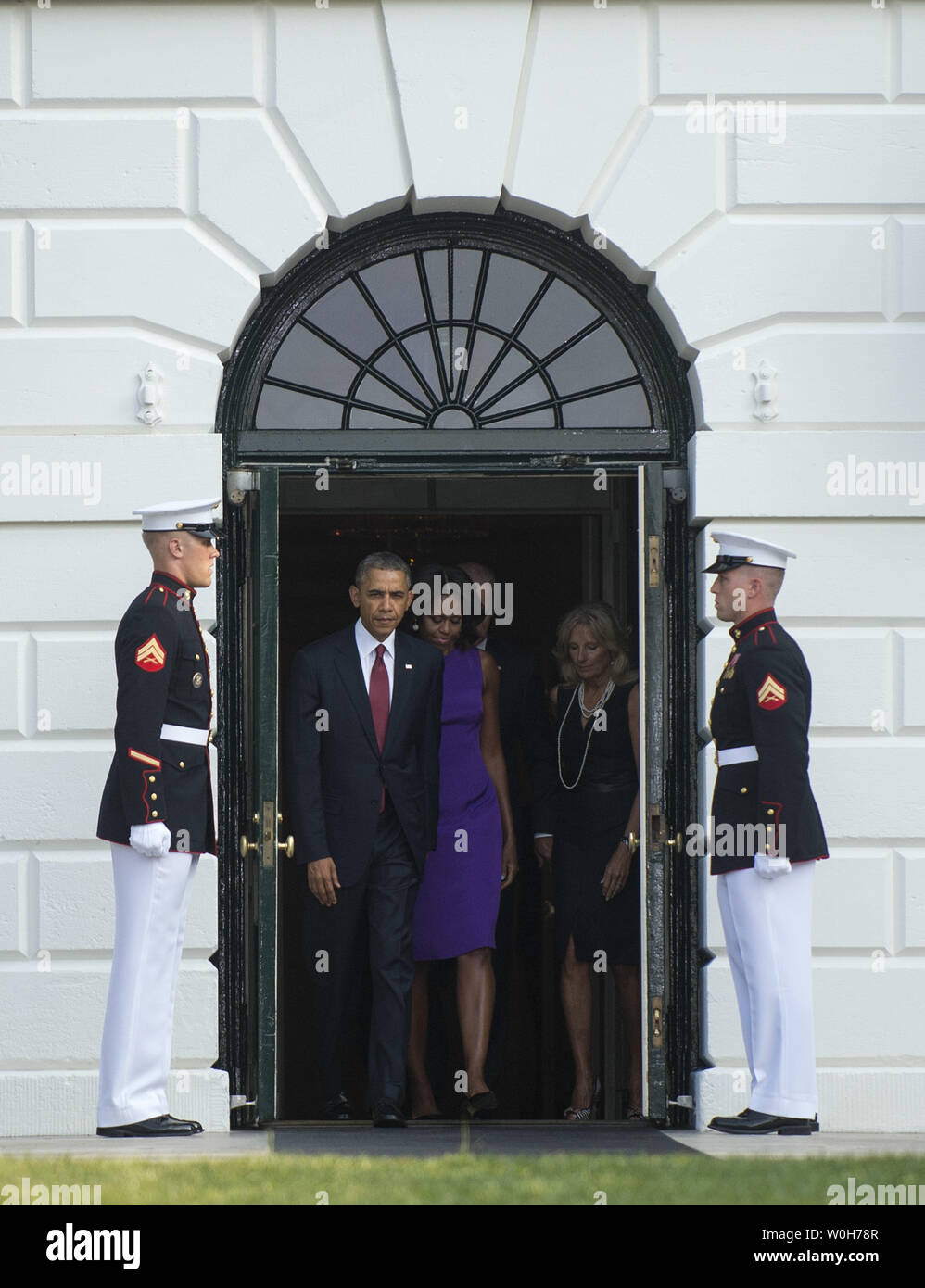 Präsident Barack Obama, der First Lady Michelle Obama, Vizepräsident Joe Biden und Dr. Jill Biden Spaziergang auf den South Lawn ein Moment der Stille, für den 12. Jahrestag der Terroranschläge vom 11 zu beobachten, im Weißen Haus am 11. September 2013 in Washington, D.C. UPI/Kevin Dietsch Stockfoto