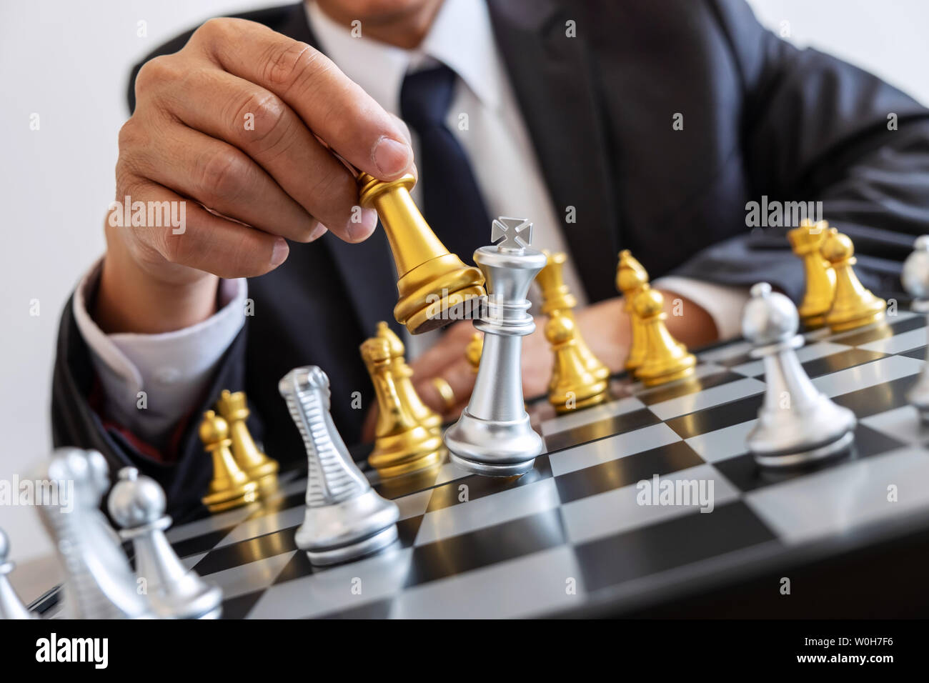 Geschäftsmann Führung Schach spielen und denken Strategie Plan, Crash die gegnerische Mannschaft und Entwicklung Sturz analysieren für erfolgreiche von Corp. Stockfoto