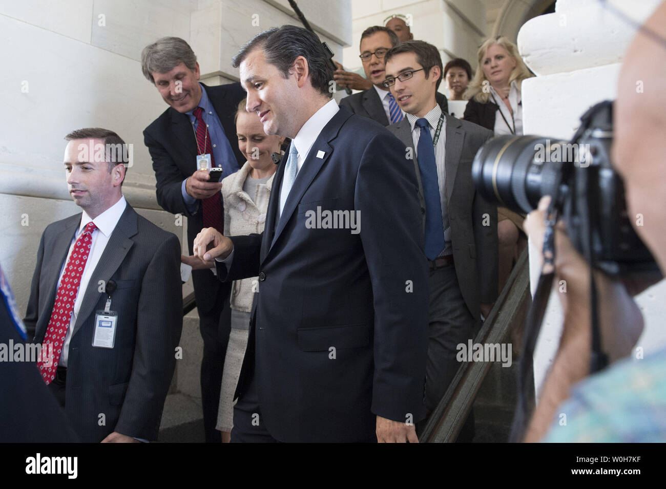 Senator Ted Cruz (D-TX) spricht mit den Medien nach seinem fast Tag - lange Verschleppen wie Rede auf dem Capitol Hill in Washington, D.C. am 25. September 2013. Cruz, der den Boden gestern Nachmittag nahm sprach für fast 21 Stunden gerade, seine Rede die vierte - am längsten Filibuster im Senat Geschichte bilden. Der Senat soll heute über die Fortsetzung der Auflösung des Hauses, das auch für defunding Obamacare gebunden zu stimmen. UPI/Kevin Dietsch Stockfoto