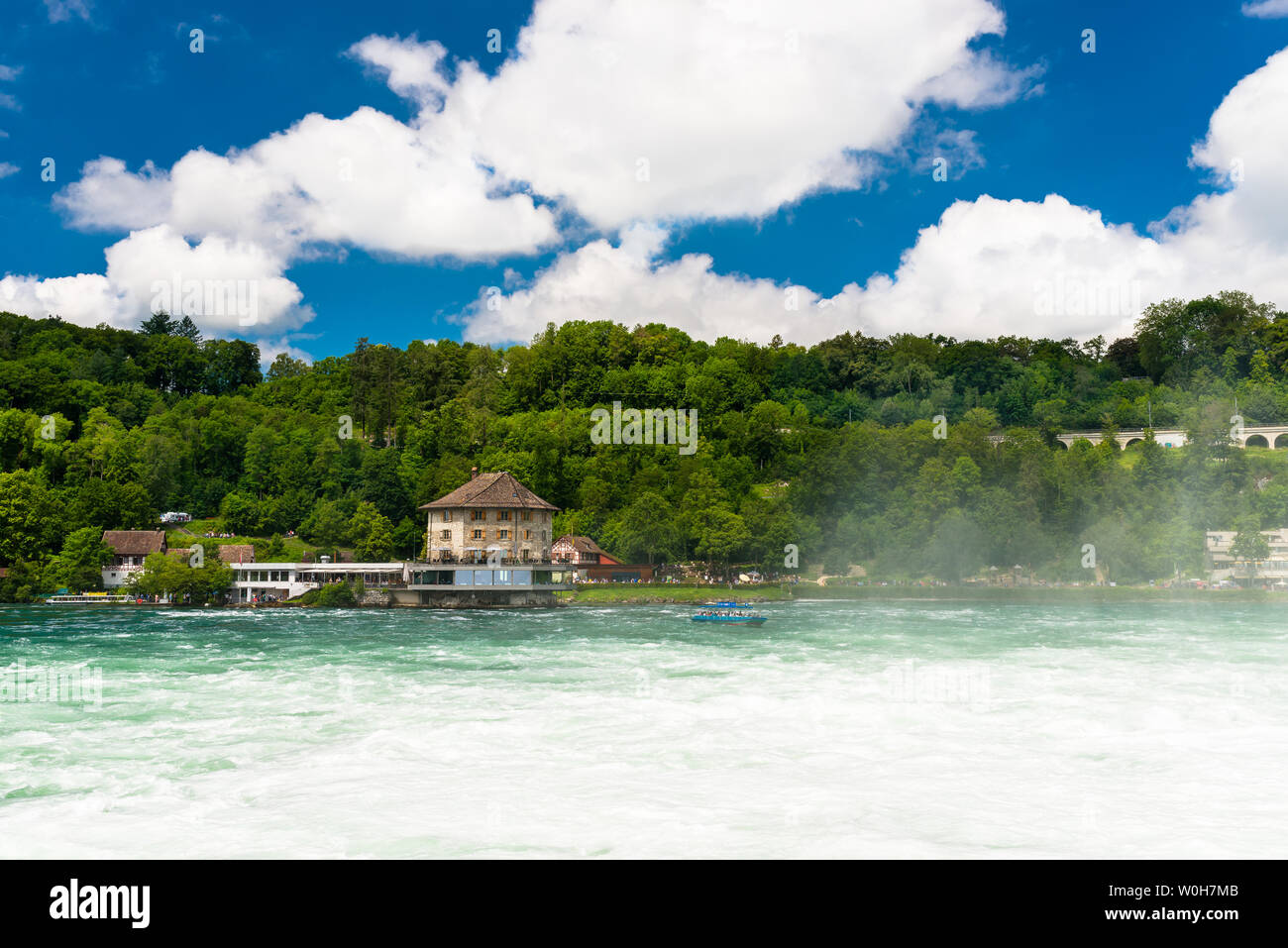 Neuhausen am Rheinfall, Schweiz - 23. Juli 2019. Wasserfall auf dem Rhein in Neuhausen am Rheinfall, in der Schweiz. Sichtbare alte Burg Stockfoto