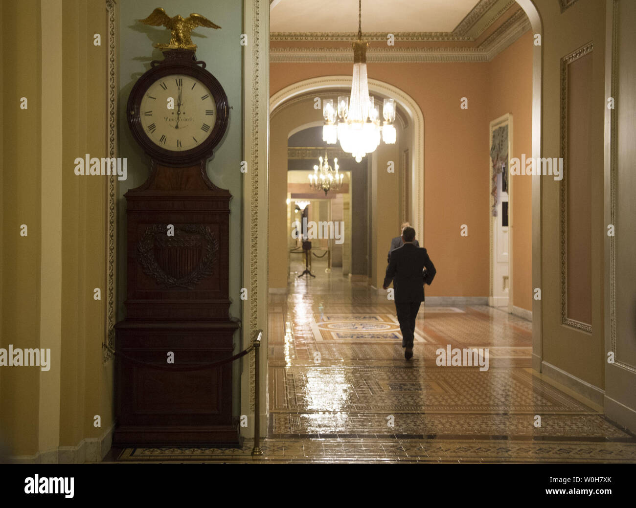 Die Ohio, außerhalb des Senats Kammern befindet, Zecken nach Mitternacht am 1. Oktober 2013, in der US-Kapitol in Washington, D.C. der Senat und das Repräsentantenhaus konnte eine anhaltende Auflösung zwingen die erste Regierung Abschaltung in 17 Jahren passieren. UPI/Kevin Dietsch Stockfoto