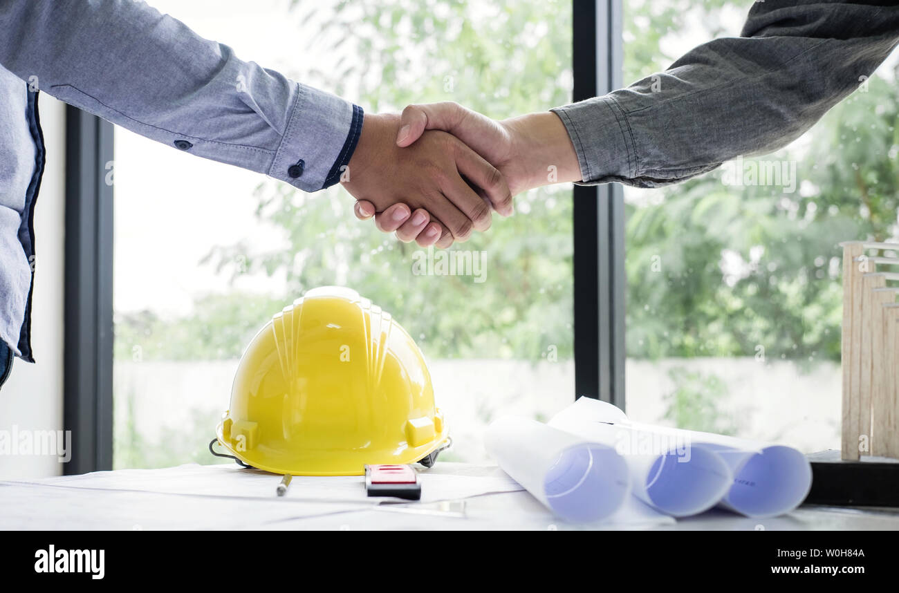 Hände schütteln der Zusammenarbeit, Bauwesen oder Architekt eine Blaupause beim Prüfen der Informationen zum Zeichnen und Skizzieren, Konferenz diskutieren Stockfoto