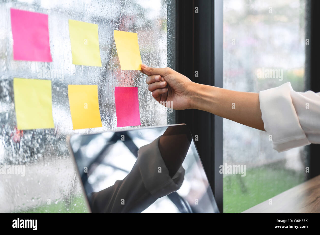 Haftnotiz Papier Erinnerung Zeitplan board, Business Frau Buchhalter arbeiten, Audit und der Berechnung der Kosten der finanziellen Jahresbericht Bilanz Staat Stockfoto