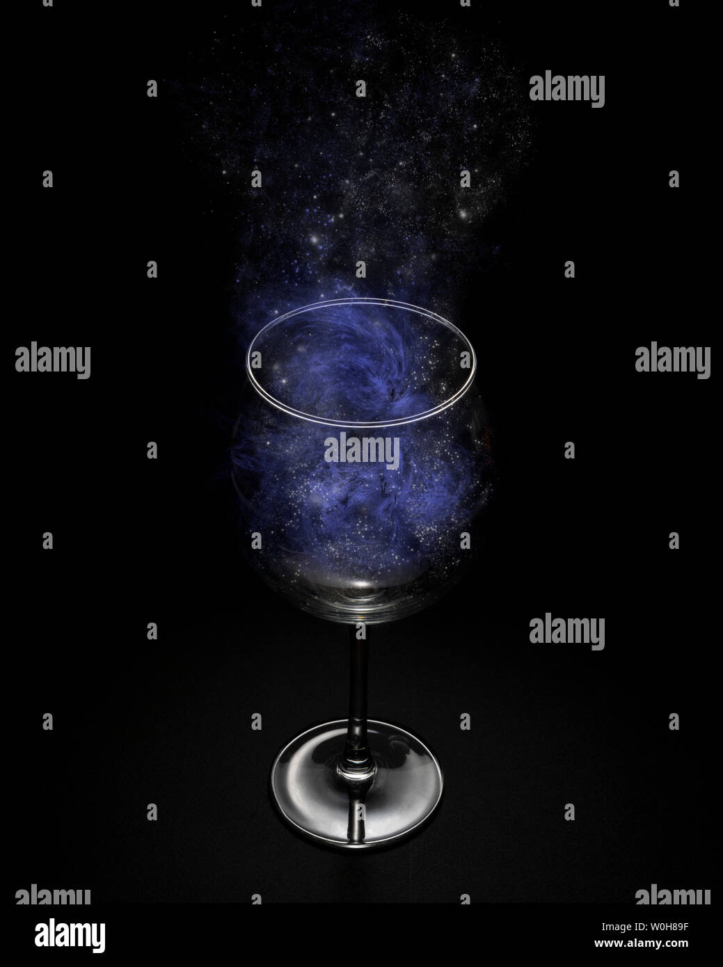 Die ganze Cosmo in einem Glas Wein. Stockfoto
