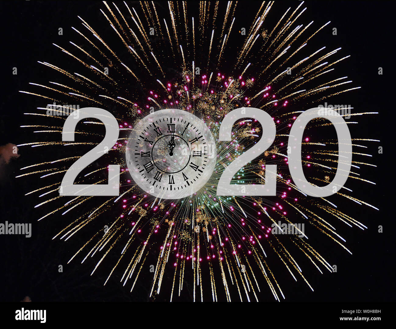 Neues Jahr 2020 Uhr mit Mitternacht Zeit an Vollmond mit Feuerwerk am schwarzen Himmel Hintergrund Stockfoto
