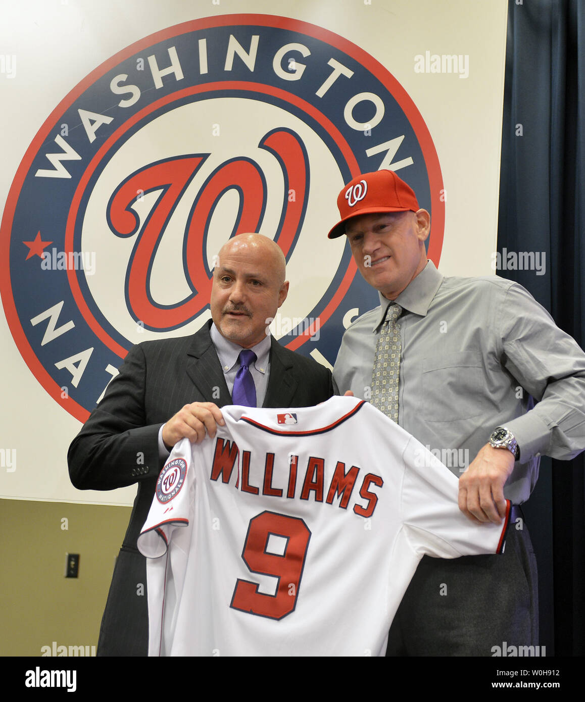 Washington Nationals General Manager Mike Rizzo (L) und Matt Williams, der neue Manager des Teams, bis seine neue Nummer 9 Jersey halten, an den Angehörigen Park, Washington, DC, 1. November 2013. Williams, der nie in den grossen Ligen geschafft hat, ist ein ehemaliger All-Star, spielen vor allem für die San Francisco Giants und die Arizona Diamondbacks. UPI/Mike Theiler Stockfoto