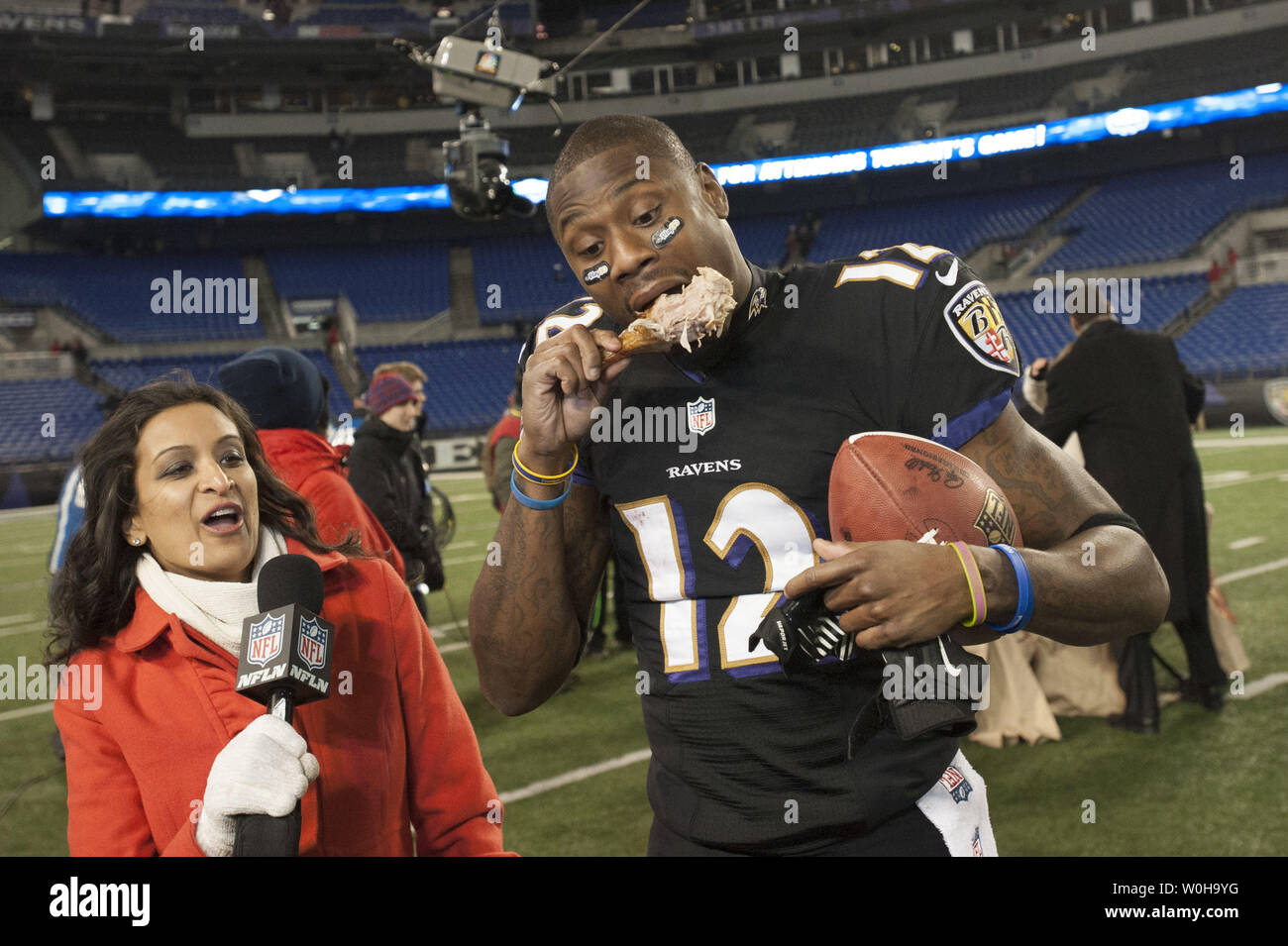 Baltimore Ravens wide receiver Jacoby Jones frisst eine Türkei Bein, als er nach der die Raben 22-20 Niederlage der Pittsburgh Steelers am Thanksgiving Tag an M&T Bank Stadium in Baltimore, Maryland, 28. November 2013 befragt. UPI/Kevin Dietsch Stockfoto