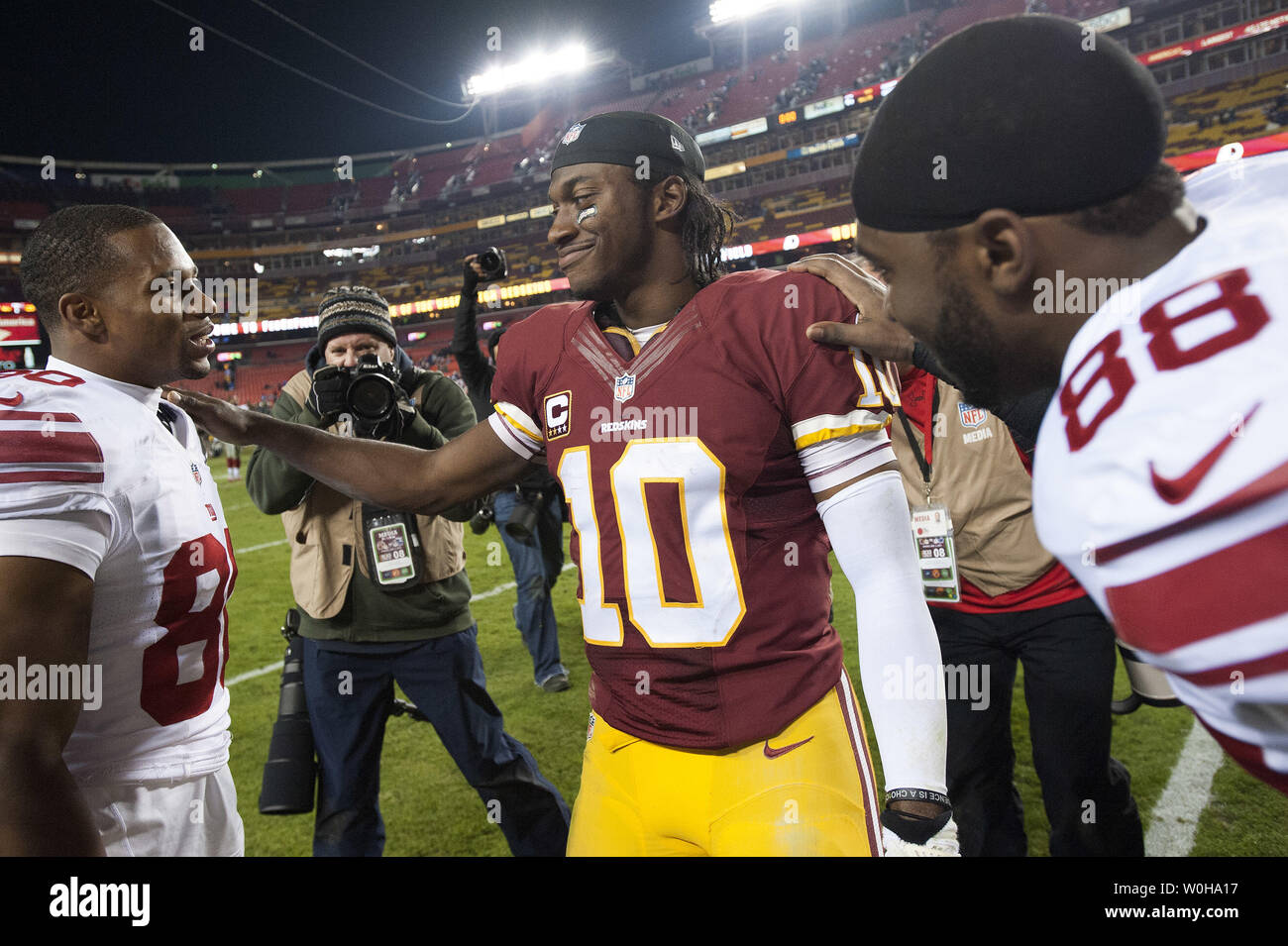 Washington Redskins Quarterback Robert Greif III (10) Spricht zu New York Giants wide receiver Victor Cruz (80) und Hakeem Nicks (88) Nach der Riesen besiegt die Washington Redskins 24-17, am FedEx Feld in Landover, Maryland, 1. Dezember 2013. UPI/Kevin Dietsch Stockfoto