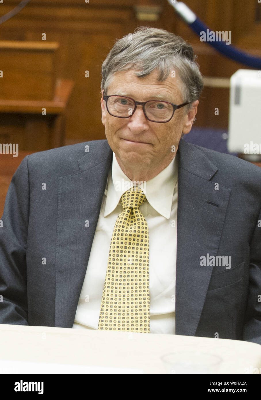 Bill Gates, Microsoft Mitgründer und Vorsitzender der Bill und Melinda Gates Stiftung, nimmt an einem Treffen mit Mitgliedern des Ausschusses für auswärtige Angelegenheiten, auf dem Capitol Hill, 3. Dezember 2013 in Washington, D.C. UPI/Kevin Dietsch Stockfoto