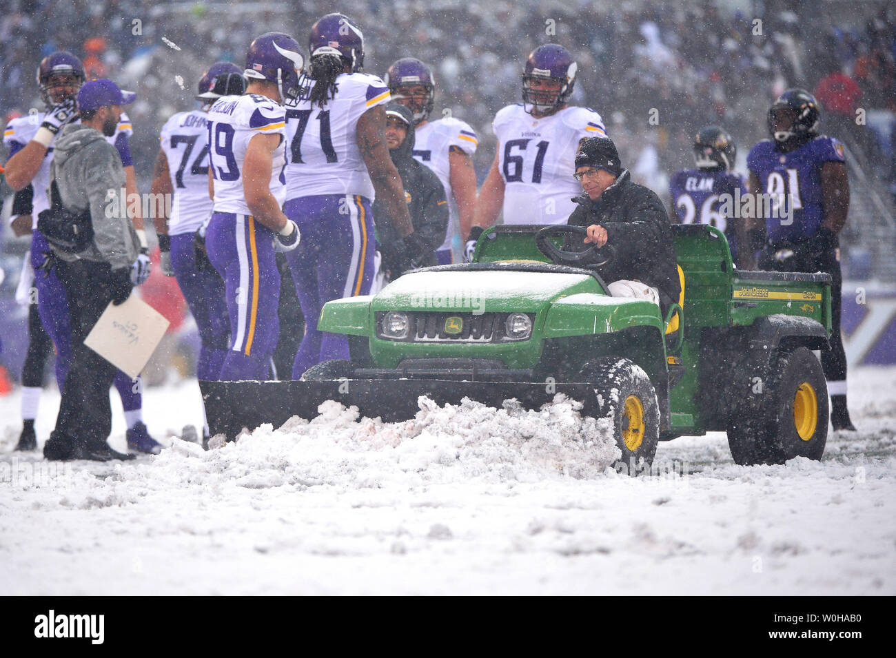 Ein Arbeitnehmer mit einem Schnee auf dem Feld pflügen wie die Baltimore Ravens die Minnesota Vikings in schweren Schnee bei M&T Bank Stadium in Baltimore, Maryland, 8. Dezember 2013 spielen. UPI/Kevin Dietsch Stockfoto