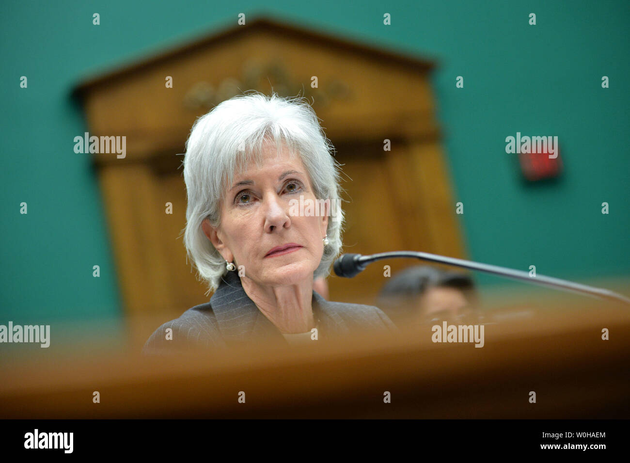 Gesundheit und Soziale Dienste Secretary Kathleen Sebelius bezeugt vor einem Haus Energie und Handel Ausschuss für die erschwingliche Auto Handeln und die Rolle aus der Webseite, auf dem Capitol Hill, 11. Dezember 2013 in Washington, D.C. UPI/Kevin Dietsch Stockfoto