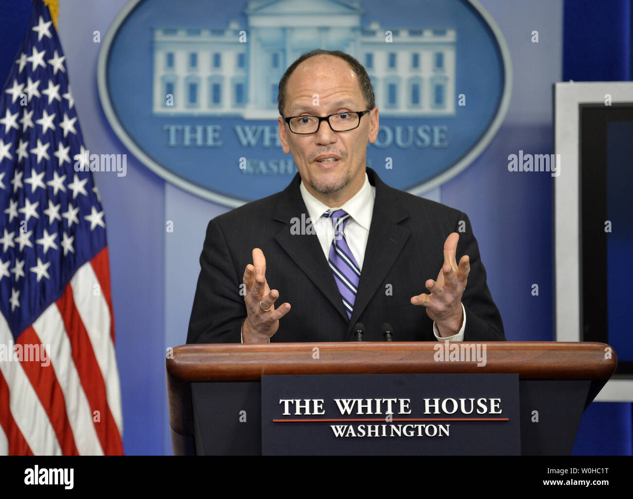 Uns Arbeitsminister Thomas E. Perez macht Bemerkungen über den Mindestlohn für die Presse im Weißen Haus, vor der Präsident Barack Obama die Unterzeichnung eines Executive Order, Bund Verträge einen Mindestlohn von $ 10.10 zu bezahlen, 12. Februar 2014, in Washington, DC. UPI/Mike Theiler Stockfoto