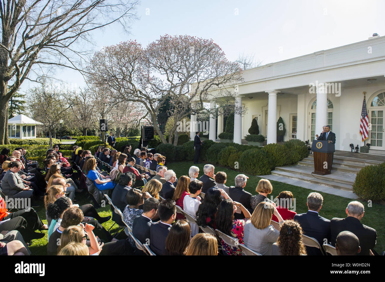 Präsident Barack Obama und Vizepräsident Joe Biden gibt bekannt, dass 7,1 Millionen Menschen für die Erschwingliche Pflege Handeln, unterzeichnet haben, im Rosengarten des Weißen Hauses in Washington, DC am 1. April 2014. Obama sagte, die besser als erwarteten Zahlen bedeutete, dass die ACA war hier zu bleiben und dass man keine weitere Debatte sein, es aufzuheben. UPI/Pat Benic Stockfoto