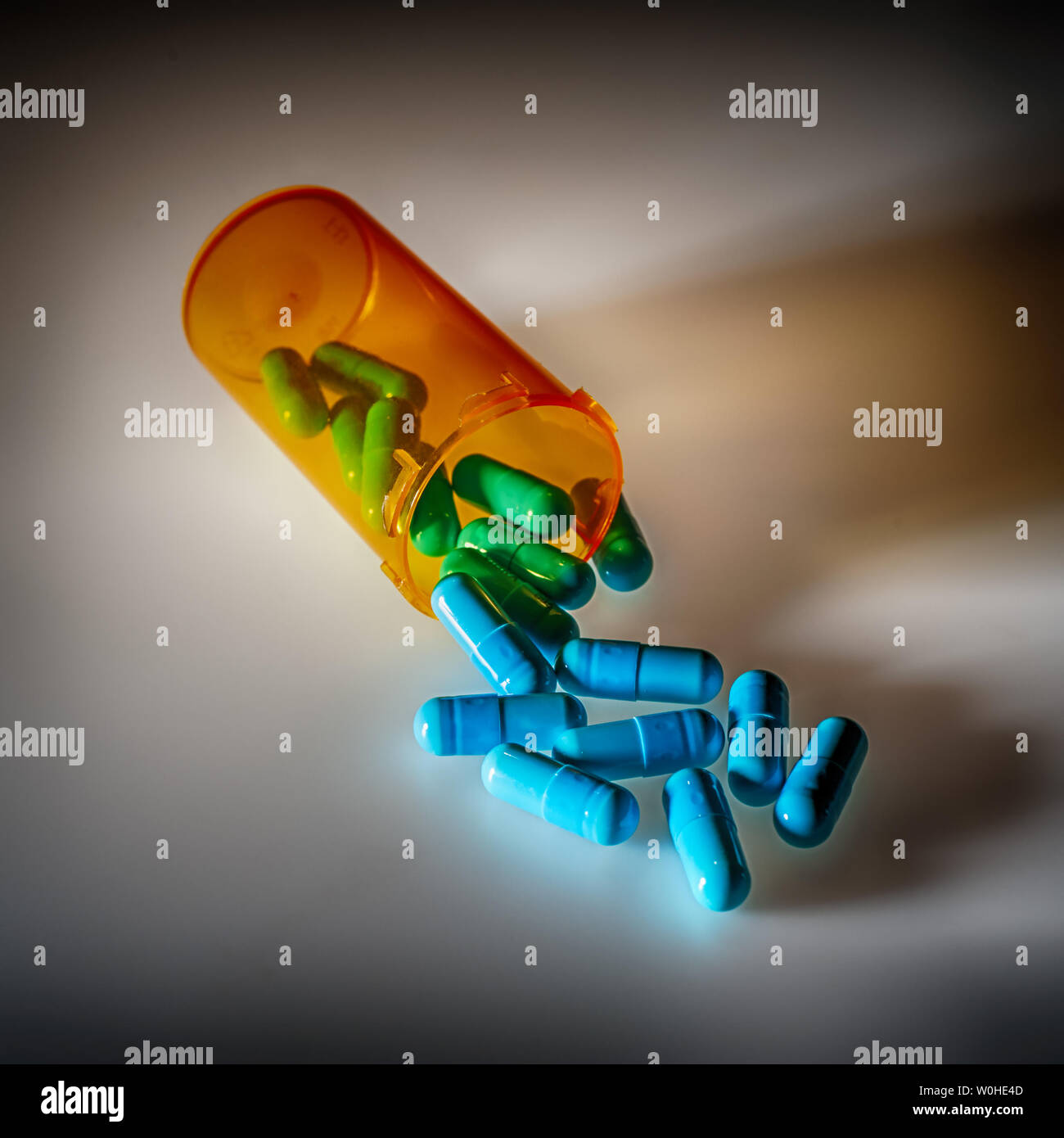 Antibiotikum Pillen verschütten aus Orange pharmazeutische Flasche Stockfoto