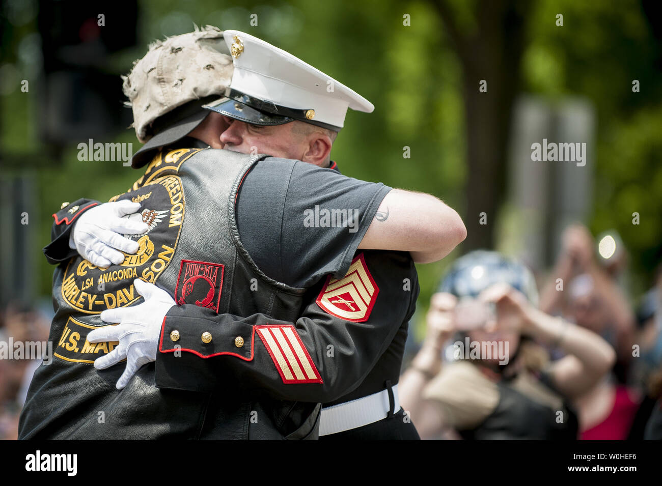 Ehemalige United States Marine Tim Kammern erhält eine Umarmung von einem Reiter wie Hunderttausende von Motorradfahrern in der Rolling Thunder Motorrad Rallye XXVII teilnehmen, am Memorial Day Wochenende, 25. Mai 2014 in Washington, D.C., für das 12. Jahr in Folge, ehemaliger United States Marine Tim Kammern steht und hält ein Gruß gefallen Veteranen zu Ehren, wie Hunderttausende von Motorradfahrern durch ihn passieren. UPI/Pete Marovich UPI/Pete Marovich Stockfoto