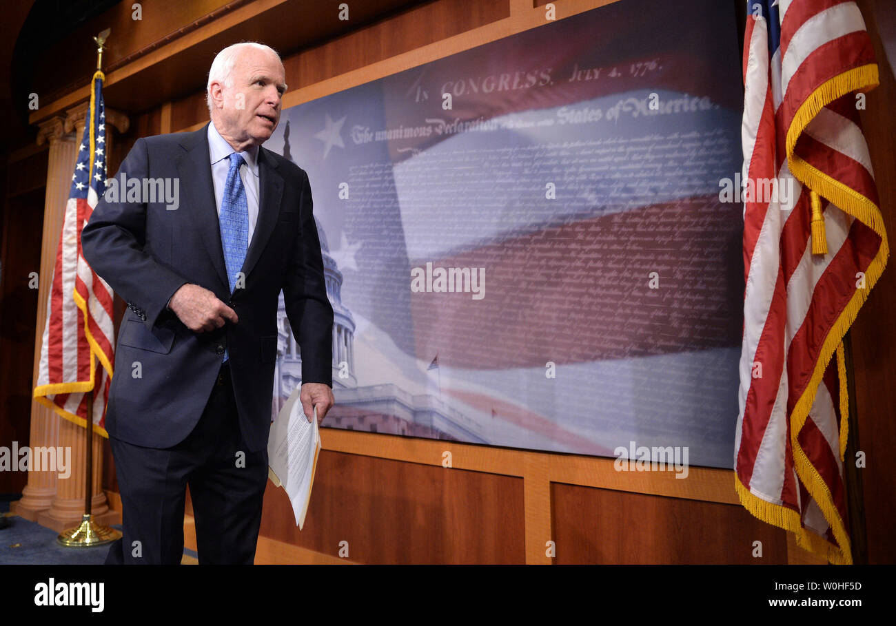 Senator John McCain (R-AZ) hinterlässt eine auf einer Pressekonferenz über eine vorgeschlagene Veterans Affairs bill nach dem Sprechen über Sgt. Bowe Bergdahl, auf dem Capitol Hill in Washington, D.C. am 3. Juni 2014. UPI/Kevin Dietsch Stockfoto