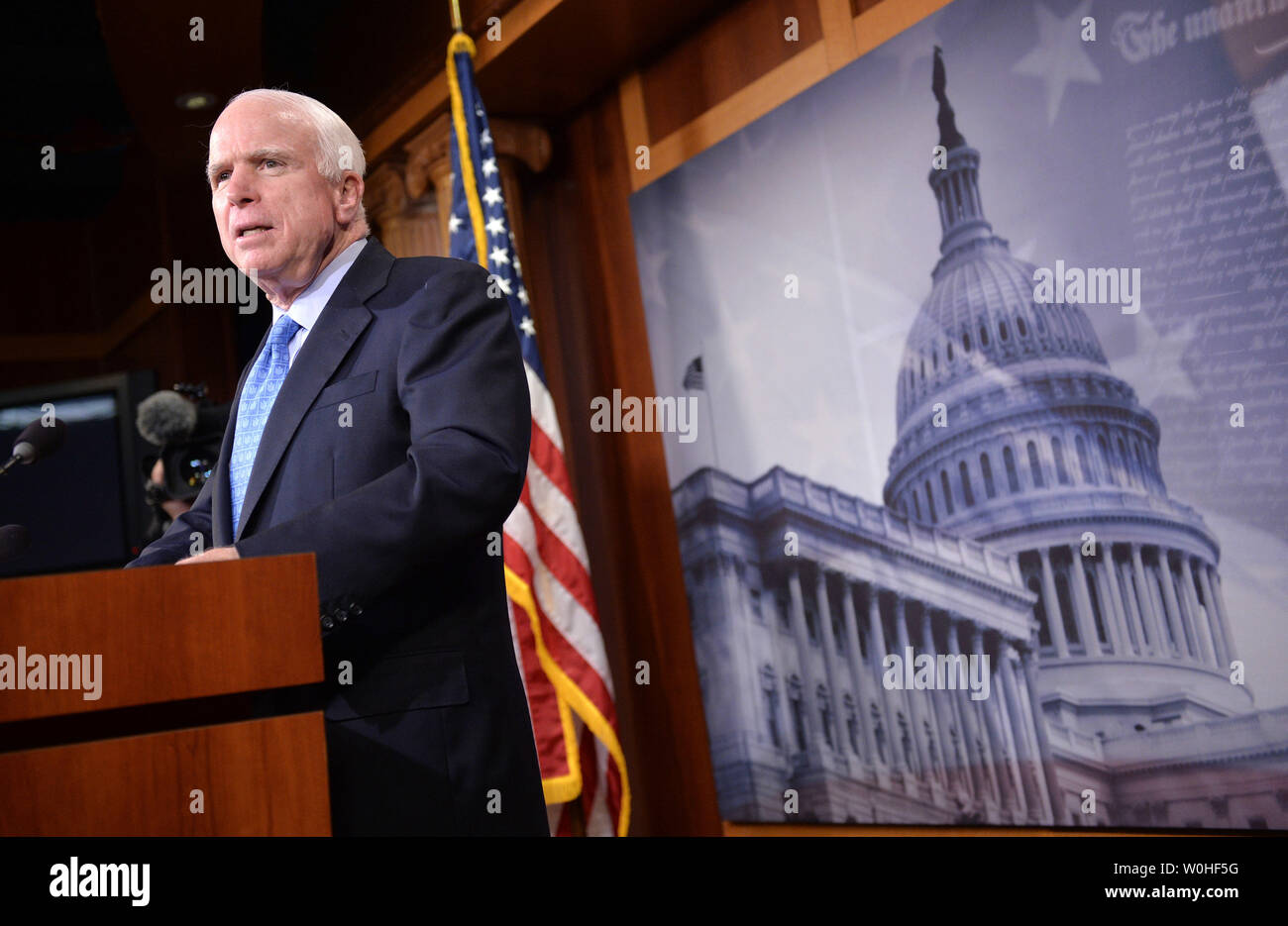 Senator John McCain (R-AZ) spricht über Sgt. Bowe Bergdahl während einer Pressekonferenz auf einer vorgeschlagenen Veterans Affairs Rechnung, auf dem Capitol Hill in Washington, D.C. am 3. Juni 2014. UPI/Kevin Dietsch Stockfoto