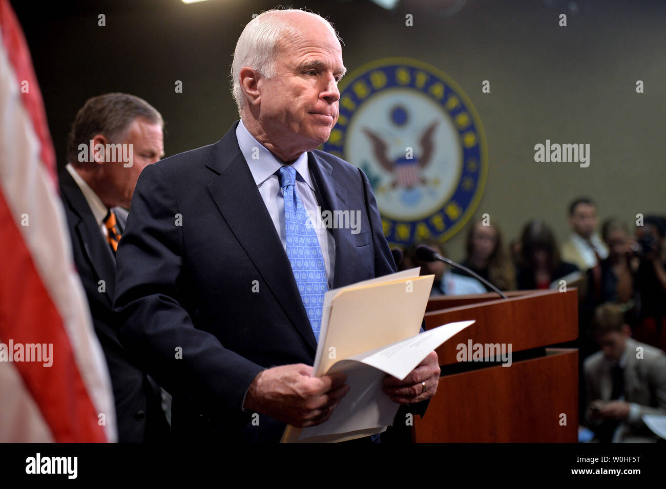 Senator John McCain (R-AZ) spricht bei einer Pressekonferenz zu der vorgeschlagenen Veterans Affairs Rechnung, auf dem Capitol Hill in Washington, D.C. am 3. Juni 2014. UPI/Kevin Dietsch Stockfoto