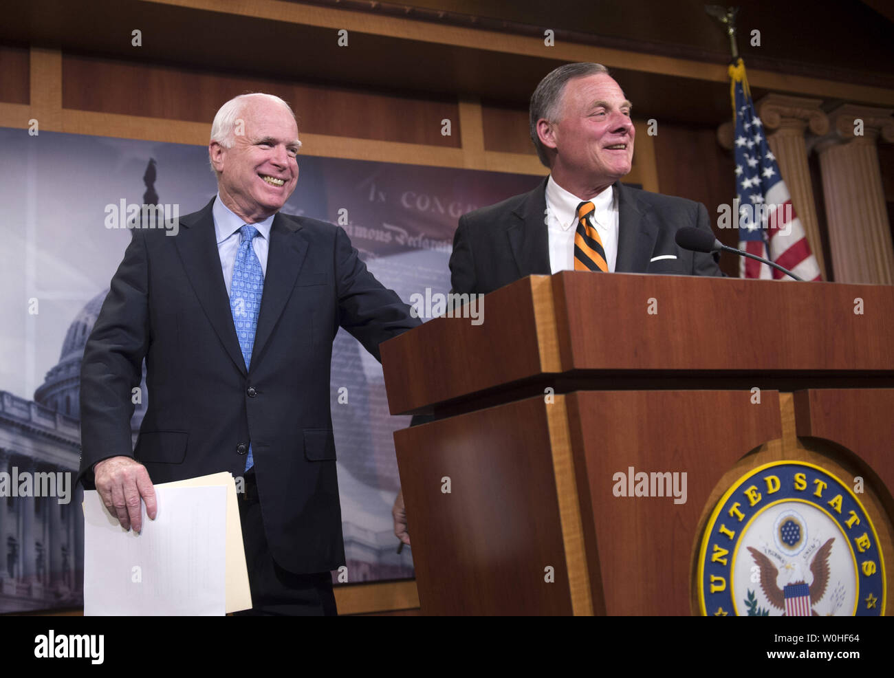 Senator John McCain (R-AZ) und Senator Richard Burr (R-NC) Witz zusammen, während einer Pressekonferenz auf der vorgeschlagenen Veterans Affairs Rechnung, auf dem Capitol Hill in Washington, D.C. am 3. Juni 2014. UPI/Kevin Dietsch Stockfoto