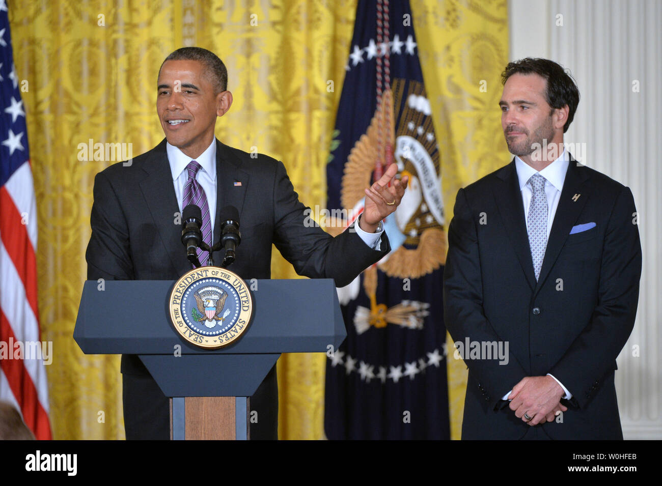 Präsident Bacak Obama (L) begrüßt Jimmie Johnson, 2013 NASCAR Sprint Cup Champion, dem Weißen Haus in Washington, D.C. am 25. Juni 2014. UPI/Kevin Dietsch Stockfoto