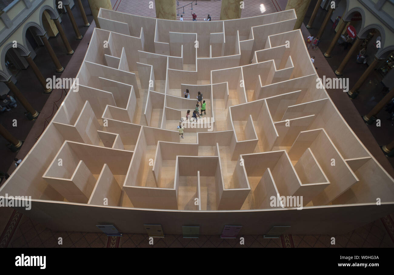 Besucher navigieren das Große Labyrinth im National Building Museum in Washington, D.C. am 14. Juli 2014. Die Anziehung von 60 Fuß und 60 Fuß Labyrinth verfügt über 18 Fuß hohen Mauern, Sackgassen und verwirrend für Touristen ihren Weg aus der Abbildung. UPI/Kevin Dietsch Stockfoto