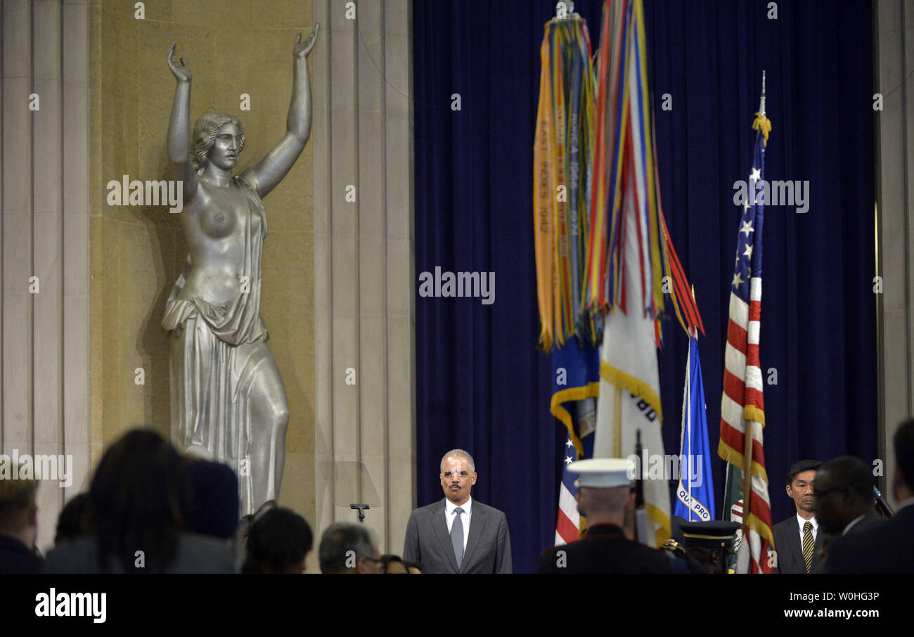 Us-Justizminister Eric Holder besucht eine Zeremonie horning zum 50. Jahrestag der Unterzeichnung des Civil Rights Act und die Bildung der bürgerlichen Rechte Abteilung des Ministeriums für Justiz, im Ministerium für Justiz in Washington, D.C. am 14. Juli 2014. UPI/Kevin Dietsch Stockfoto