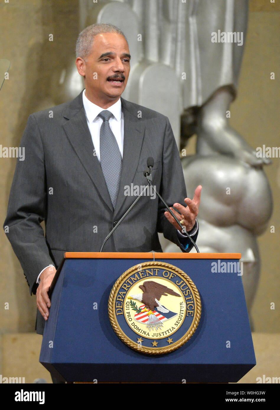 Us-Justizminister Eric Holder liefert Erläuterungen zu einer Zeremonie horning zum 50. Jahrestag der Unterzeichnung des Civil Rights Act und die Bildung von Beziehungen der Gemeinschaft, an das Justizministerium in Washington, D.C. am 14. Juli 2014. UPI/Kevin Dietsch Stockfoto