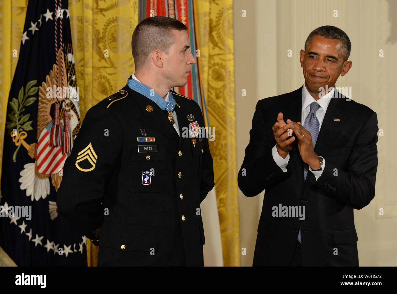 Us-Präsident Barack Obama begrüßt nach der Präsentation der Ehrenmedaille der ehemaligen Armee Staff Sergeant Ryan Pitts während einer Zeremonie im East Room des Weißen Hauses am 21. Juli 2014. Pitts, aus dem 2.platoon, ausgewählte Firma, 2nd Battalion (Airborne), 503Rd Infanterie Regiment, 173Rd Airborne Brigade, war höchste militärische Ehre der Nation für seine mutige Aktionen während der kampfhandlungen am Fahrzeug Patrol Base Kahler in der Provinz Kunar, Afghanistan am 13. Juli 2008 ausgezeichnet. UPI/Pat Benic Stockfoto