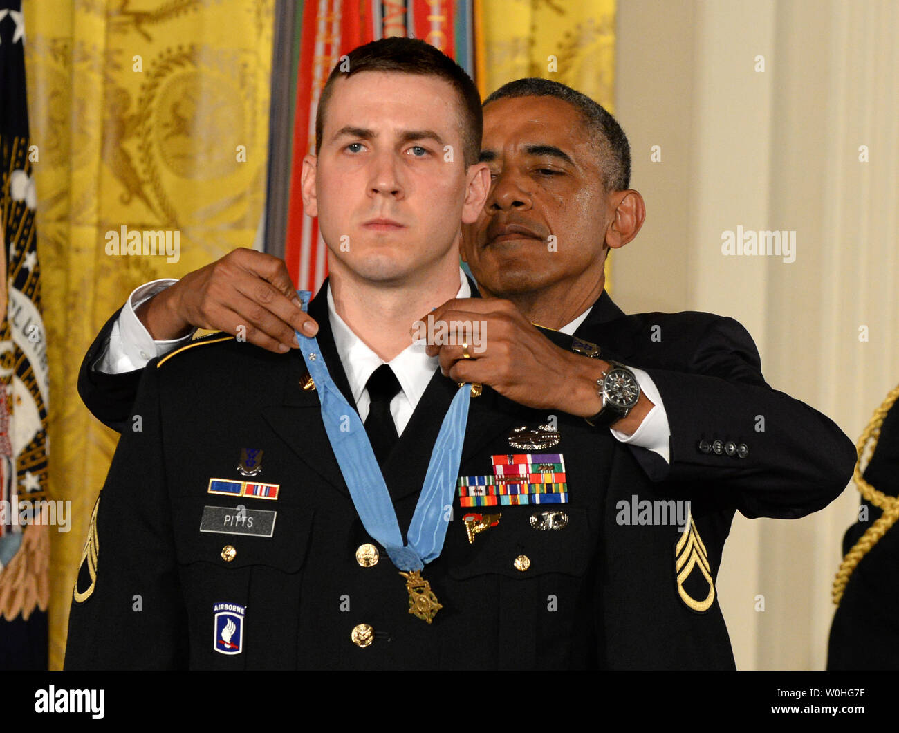 Us-Präsident Barack Obama präsentiert die Ehrenmedaille der ehemaligen Armee Staff Sergeant Ryan Pitts während einer Zeremonie im East Room des Weißen Hauses am 21. Juli 2014. Pitts, aus dem 2.platoon, ausgewählte Firma, 2nd Battalion (Airborne), 503Rd Infanterie Regiment, 173Rd Airborne Brigade, war höchste militärische Ehre der Nation für seine mutige Aktionen während der kampfhandlungen am Fahrzeug Patrol Base Kahler in der Provinz Kunar, Afghanistan am 13. Juli 2008 ausgezeichnet. UPI/Pat Benic Stockfoto