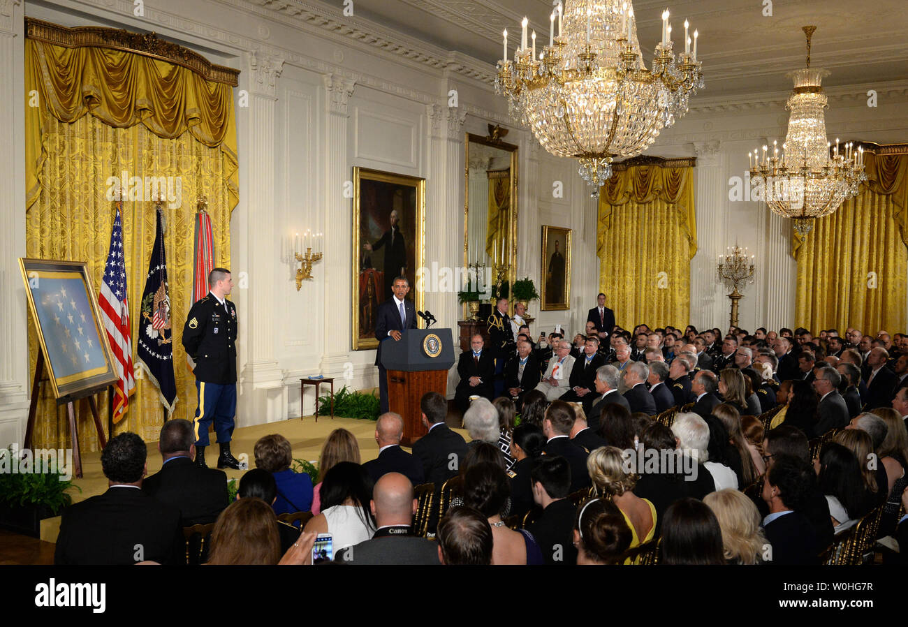 Us-Präsident Barack Obama macht ein paar Anmerkungen, bevor die Ehrenmedaille der ehemaligen Armee Staff Sergeant Ryan Pitts während einer Zeremonie im East Room des Weißen Hauses am 21. Juli 2014. Pitts, aus dem 2.platoon, ausgewählte Firma, 2nd Battalion (Airborne), 503Rd Infanterie Regiment, 173Rd Airborne Brigade, war höchste militärische Ehre der Nation für seine mutige Aktionen während der kampfhandlungen am Fahrzeug Patrol Base Kahler in der Provinz Kunar, Afghanistan am 13. Juli 2008 ausgezeichnet. UPI/Pat Benic Stockfoto