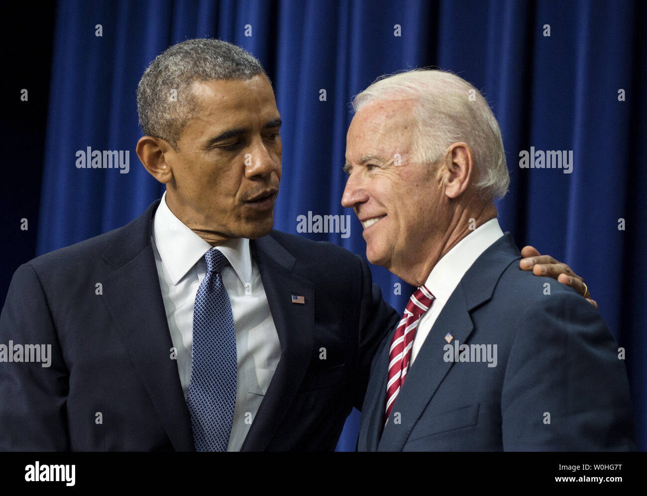 Präsident Barack Obama einen Moment mit Vizepräsident Joe Biden vor Unterzeichnung H.R. 803, die Belegschaft Innovation und Opportunity Act, im Süden Gericht Auditorium in das Eisenhower Executive Office Building in Washington DC am 22. Juli 2014. Das Gesetz soll die wirtschaftlichen Chancen für die Mittelschicht zu steigern. UPI/Pat Benic Stockfoto