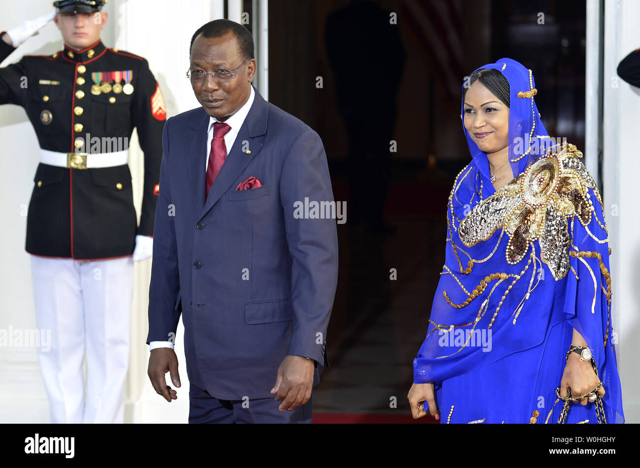 Chad's Präsident Idriss Déby Itno und die erste Dame Hinda Deby Itno der Presse begrüßen, wie sie im Weißen Haus für ein Abendessen im Namen der US-Afrika Leaders Summit, August 5, 2014, in Washington, DC. Fast 50 Staats- und Regierungschefs aus Afrika sind die Teilnahme an der Summit business, Landwirtschaft, Entwicklung und Infrastruktur Interessen auf dem Kontinent voranzutreiben. UPI/Mike Theiler Stockfoto