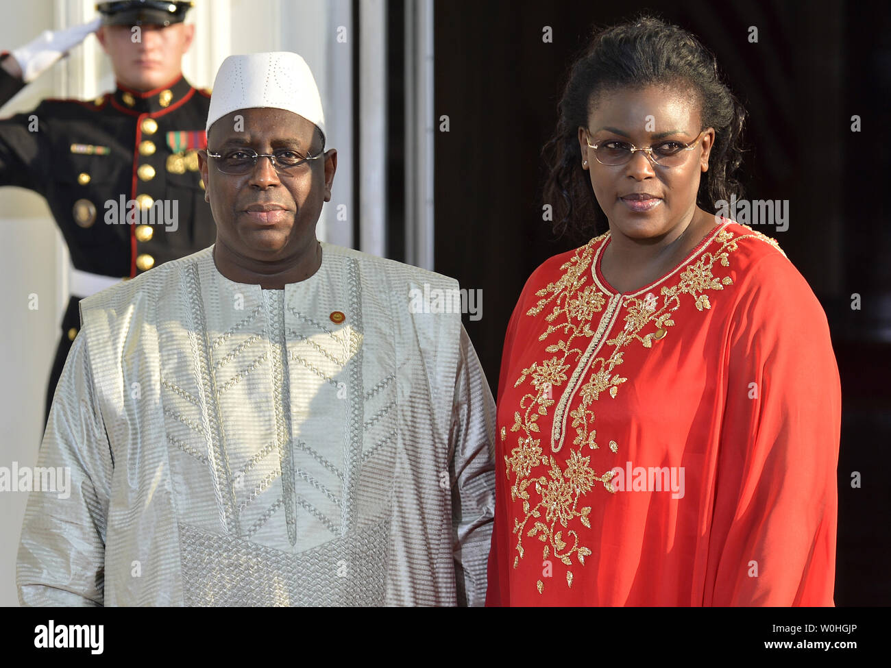 Der senegalesischen Präsidenten Macky Sall und die erste Dame Marieme Sall der Presse begrüßen, wie sie im Weißen Haus für ein Abendessen im Namen der US-Afrika Leaders Summit, August 5, 2014, in Washington, DC. Fast 50 Staats- und Regierungschefs aus Afrika sind die Teilnahme an der Summit business, Landwirtschaft, Entwicklung und Infrastruktur Interessen auf dem Kontinent voranzutreiben. UPI/Mike Theiler Stockfoto