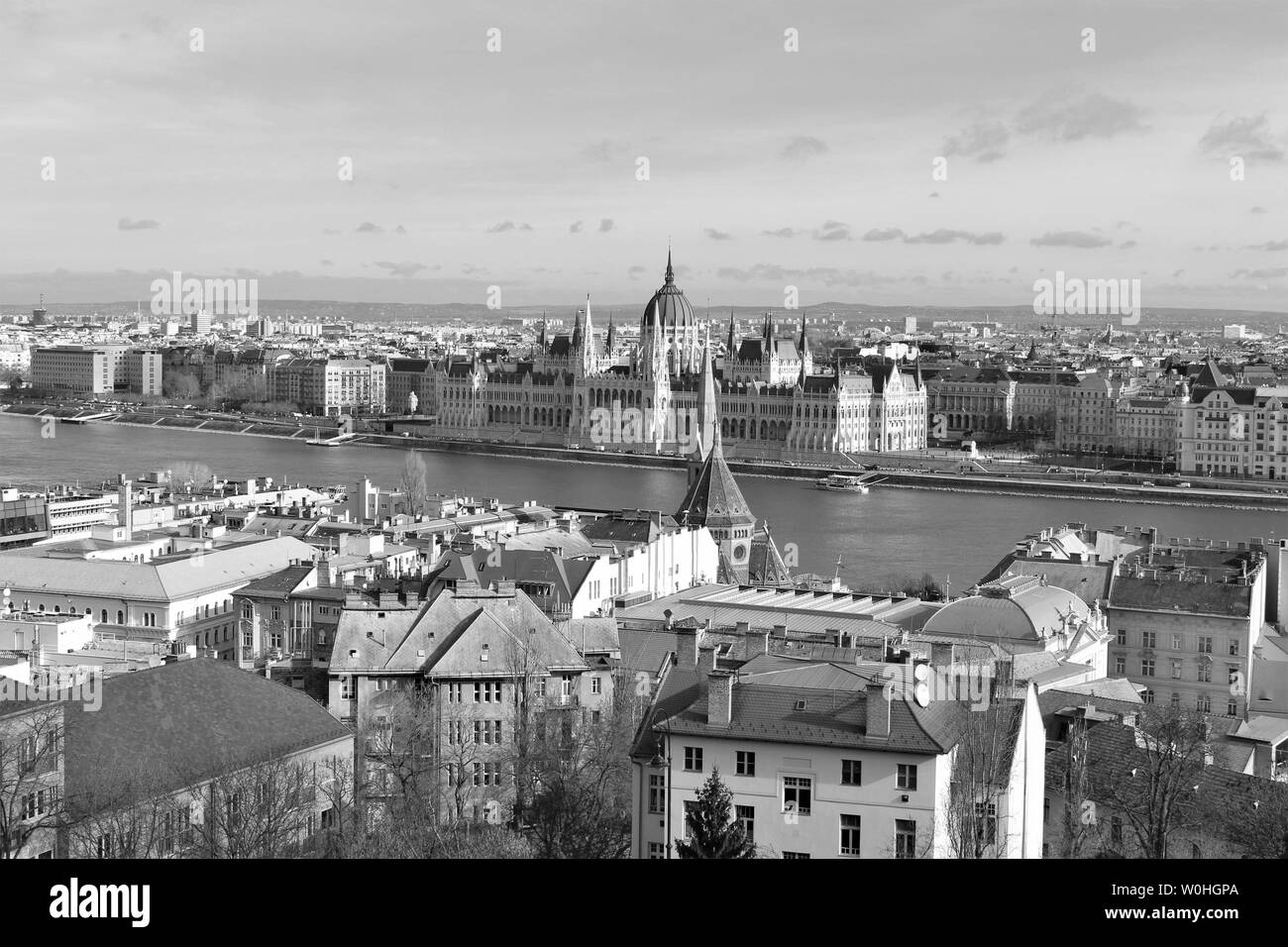 Eine Ansicht der Stadt von Budapest, die durch die Donau geteilt ist. In der Mitte ist das Haus der Ungarischen Parlament, das auf der Pester Seite sitzt. Stockfoto