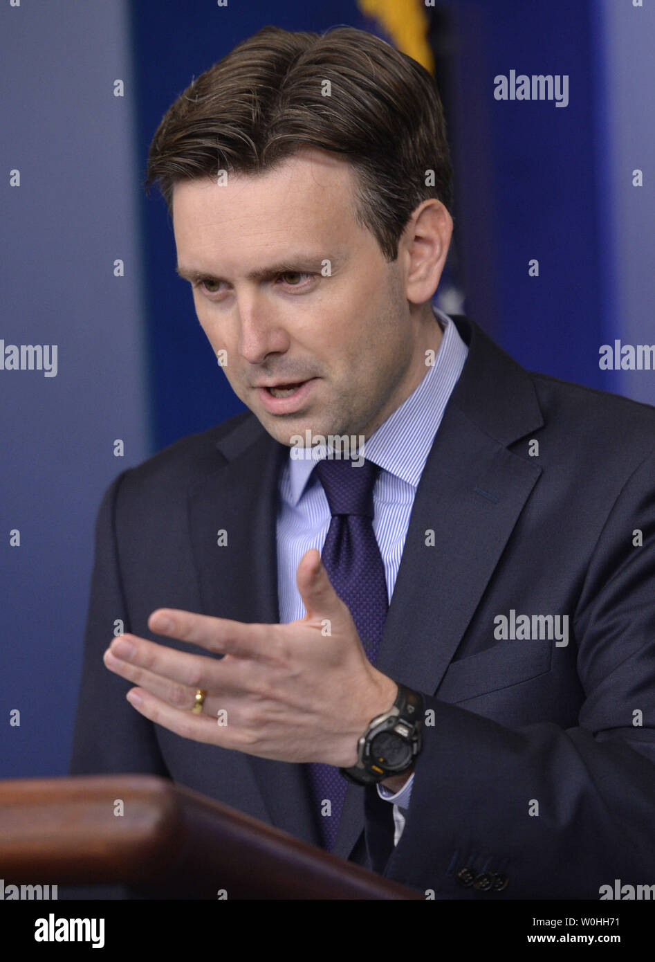 Pressesprecher des Weißen Hauses, Josh Ernst spricht während der täglichen Pressekonferenz im Weißen Haus in Washington, D.C. am 2. September 2014. UPI/Kevin Dietsch Stockfoto