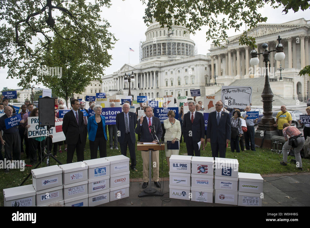 Sen Tom Udall, D-NM, wird von anderen Senatoren und Repräsentanten verbunden, als er in Campaign finance Reform während einer Pressekonferenz auf dem Capitol Hill am 8. September 2014 spricht. Udall ist die Co-sponsor von Bill SJ Res 19, eine Änderung der Verfassung begrenzt Kampagne Ausgaben und den Bürgern United Urteil des Obersten Gerichtshofs zu kippen. UPI/Kevin Dietsch Stockfoto