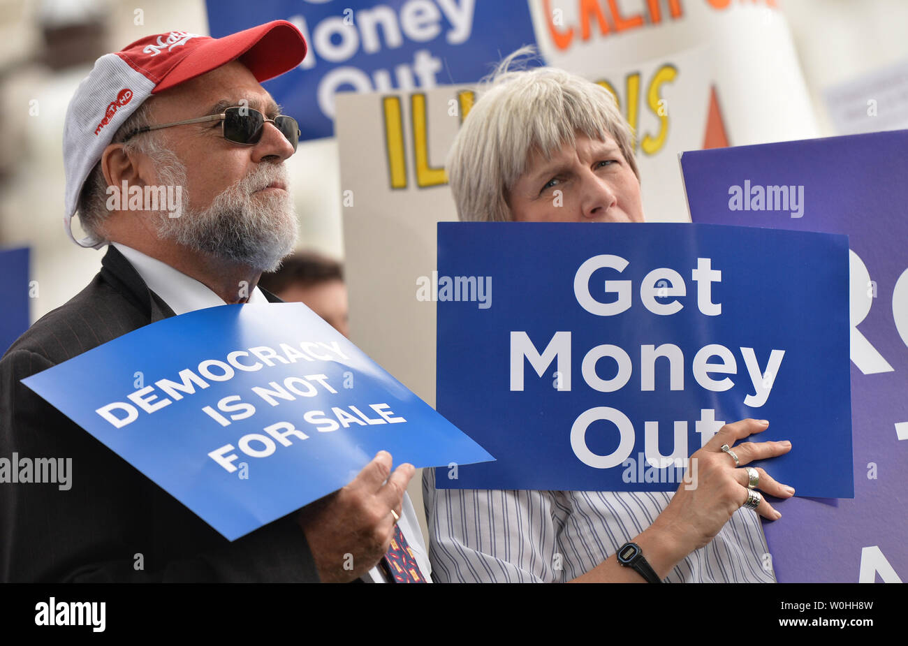 Unterstützt von Campaign finance Reform an einer Rallye support für Bill SJ Res 19 zu zeigen, eine Änderung der Verfassung begrenzt Kampagne Ausgaben und den Bürgern United Urteil des Obersten Gerichtshofs zu stürzen, auf dem Capitol Hill in Washington, D.C. am 8. September 2014. UPI/Kevin Dietsch Stockfoto