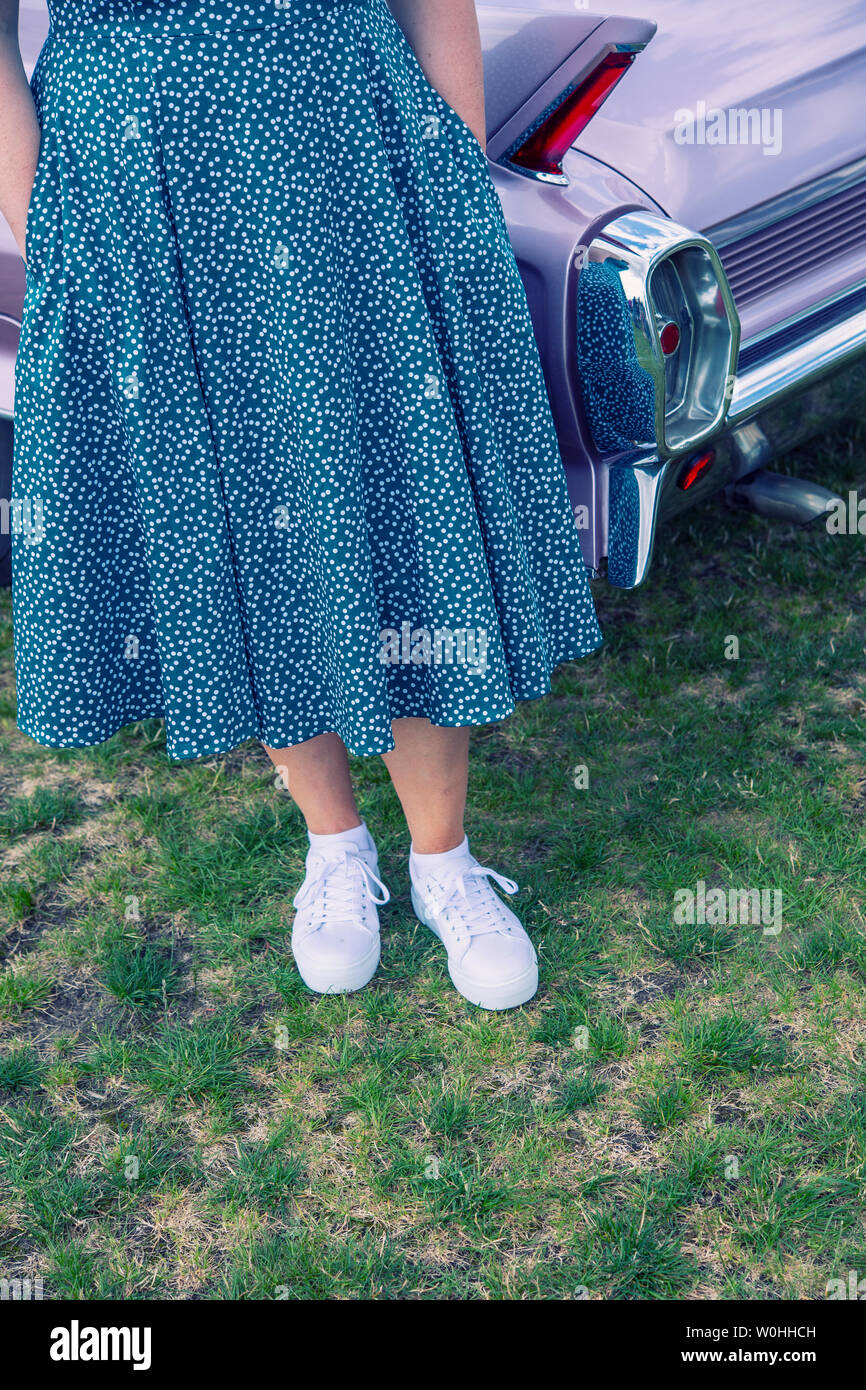 Frau Im 50er Jahre Stil Kleid Vor Einem Vintage American Cadillac Stockfotografie Alamy