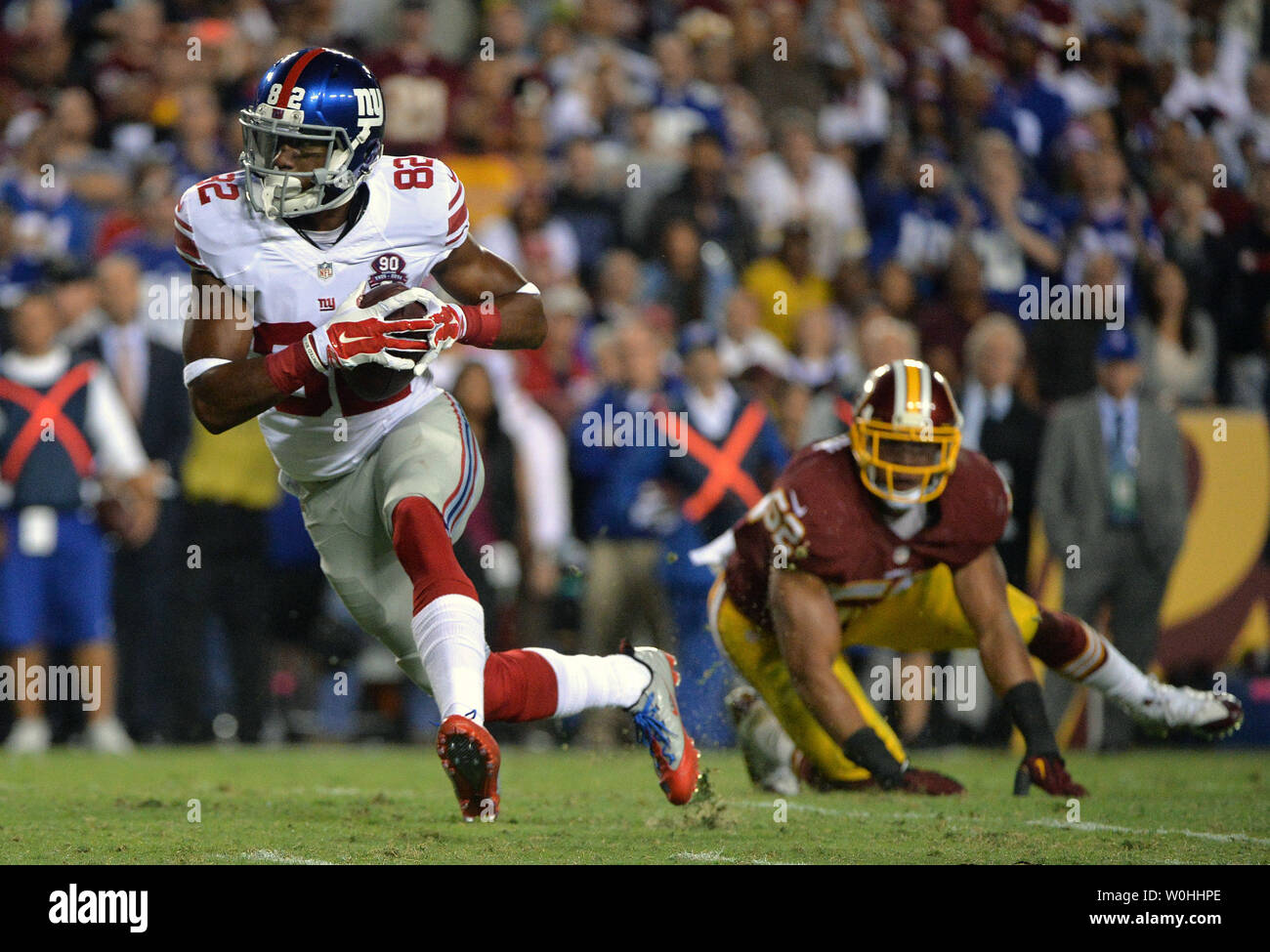 New York Giants wide receiver Rueben Randle (82) läuft, bringt ein Vergehen gegen die Washington Redskins inside linebacker Keenan Robinson (52), die im zweiten Quartal bei FedEx Field in Washington, D.C. am 25. September 2014. UPI/Kevin Dietsch Stockfoto