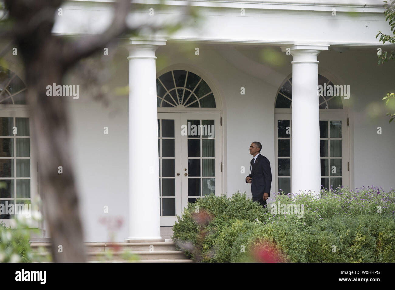 Präsident Barack Obama geht auf das Oval Office, wie er von der Generalversammlung der Vereinten Nationen zurück, im Weißen Haus in Washington, D.C. am 25. September 2014. UPI/Kevin Dietsch. Stockfoto