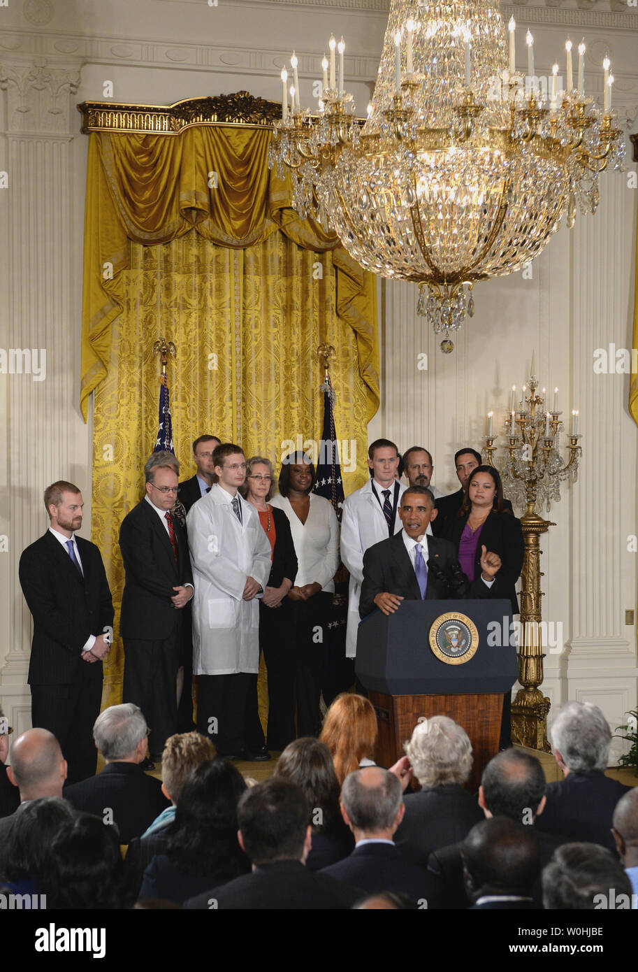 Us-Präsident Barack Obama macht Anmerkungen zu Ebola, Ebola survivor Dr. Kent Brantly (L) und andere im East Room des Weißen Hauses am 29. Oktober 2014 zu hören. Obama rief Ärzte und Krankenschwestern, die nach Afrika gehen, die Krankheit an der Quelle' amerikanischen Helden zu stoppen." UPI/Pat Benic Stockfoto