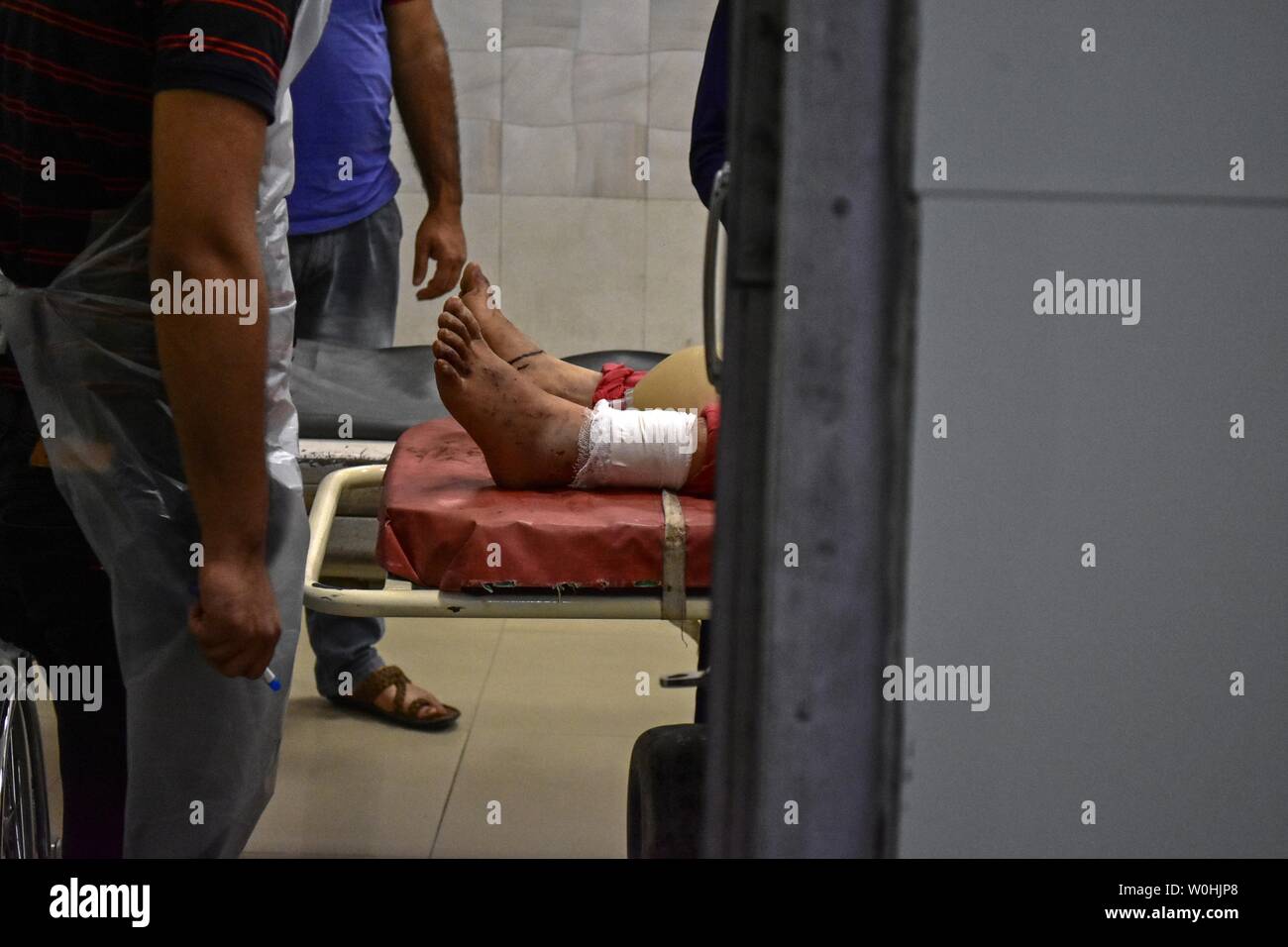 (Anmerkung des Editors: Image enthält grafische Inhalte.) Eine verletzte Schüler ist eine Behandlung in einem örtlichen Krankenhaus gesehen nach einem Busunfall in Srinagar. Elf Schüler, darunter neun Mädchen, bei einem Unfall nach dem Ausflug mit dem Bus sie in fiel in eine tiefe Schlucht bei Peer ki Gali, einem Pass auf dem historischen Mughal Straße im Stadtteil Shopian Kaschmir Reisen wurden getötet. Sieben Personen bei dem Unfall verletzt worden und haben zu einem lokalen Krankenhaus in Srinagar, die für die Behandlung verschoben, Beamte. Stockfoto