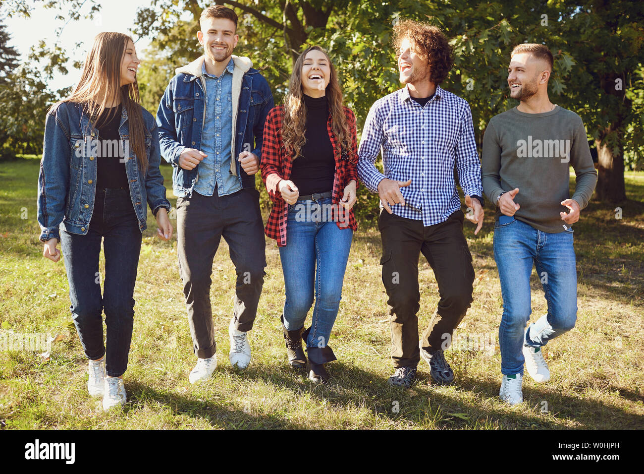 Casual gerne Freunde ein Spaziergang im Park Stockfoto