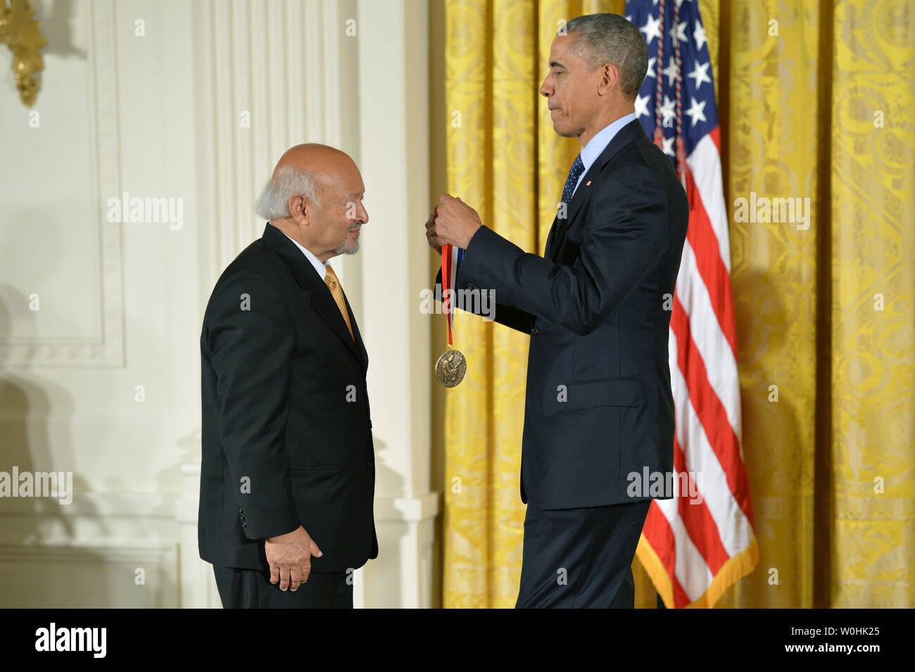 Präsident Barack Obama Auszeichnungen der nationalen Medaille der Wissenschaft zu Thomas Kailath von der Stanford University, während einer Zeremonie im Weißen Haus am 20 November, 2014, in Washington, D.C. Kailath wird für seine Arbeit in der transformative Beiträge zu den Bereichen Information und System Wissenschaft geehrt, für Besondere und nachhaltige Betreuung von jungen Gelehrten, und für die Übersetzung von wissenschaftlichen Ideen in unternehmerische Vorhaben, die erhebliche Auswirkungen auf die Industrie haben. UPI/Kevin Dietsch. Stockfoto