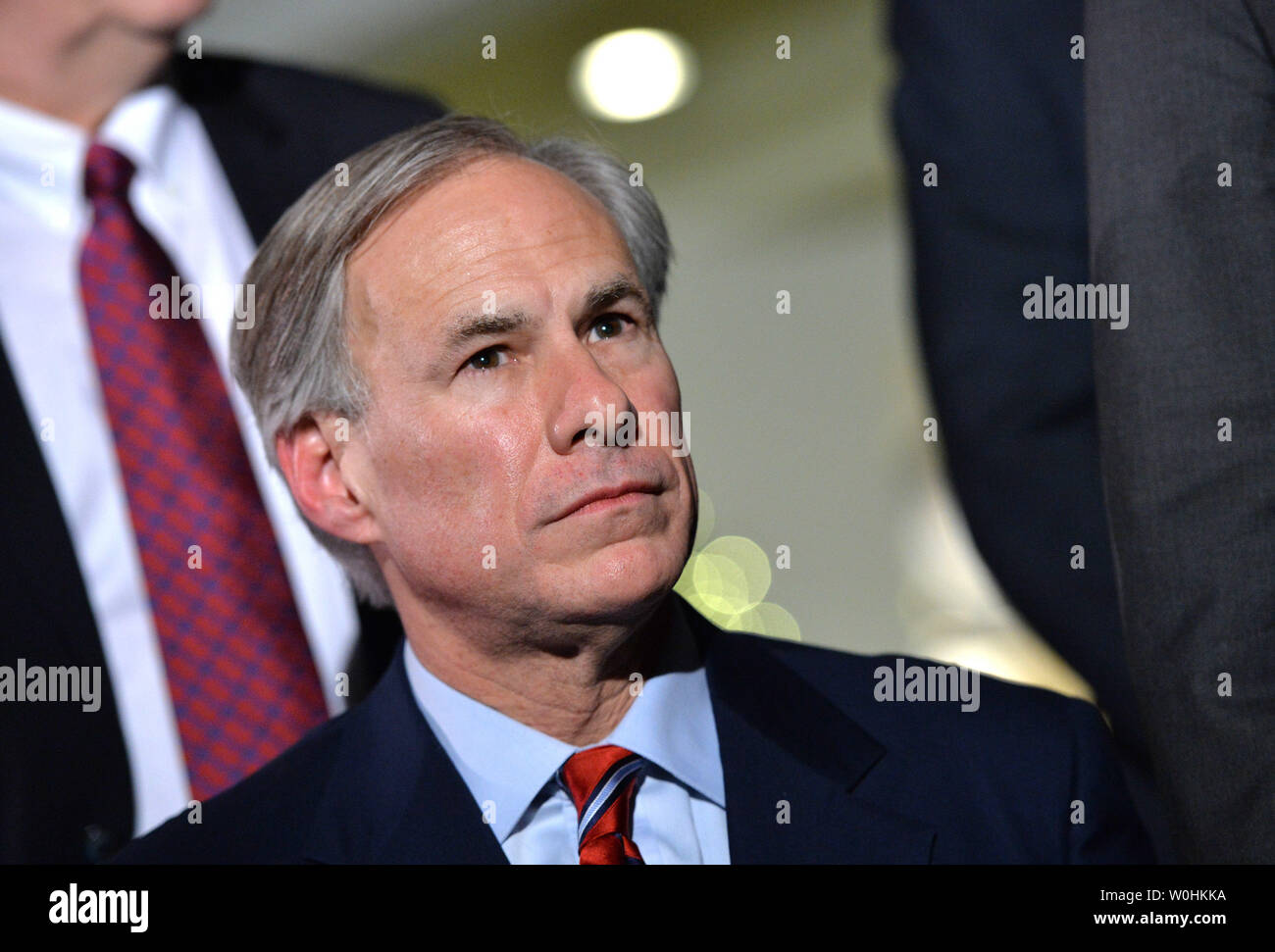 Regler - wählen Sie Greg Abbott (R-TX) spricht mit Reportern nach einem Treffen mit Präsident Obama und anderen Regler - wählt, im Weißen Haus in Washington, D.C. am 5. Dezember 2014. UPI/Kevin Dietsch Stockfoto