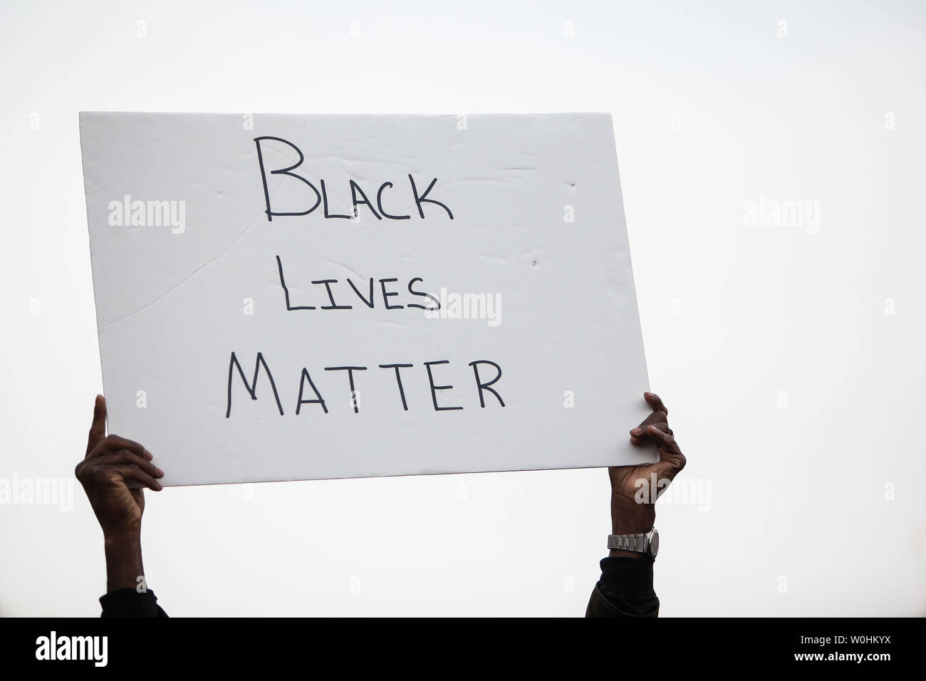 Ein Demonstrant hält ein Schild mit der Aufschrift "Schwarze Leben" während der "Gerechtigkeit für alle" am 13. Dezember 2014 in Washington, D.C. Aktivisten versammelten sich in den Nationen Capitol die Aufmerksamkeit auf die jüngsten Vorfälle die Brutalität der Polizei gegen afrikanische Amerikaner zu bringen und die jüngsten Mike Brown und Eric Garner Grand Jury Entscheidungen zu protestieren. UPI/Gabriella Demczuk Stockfoto