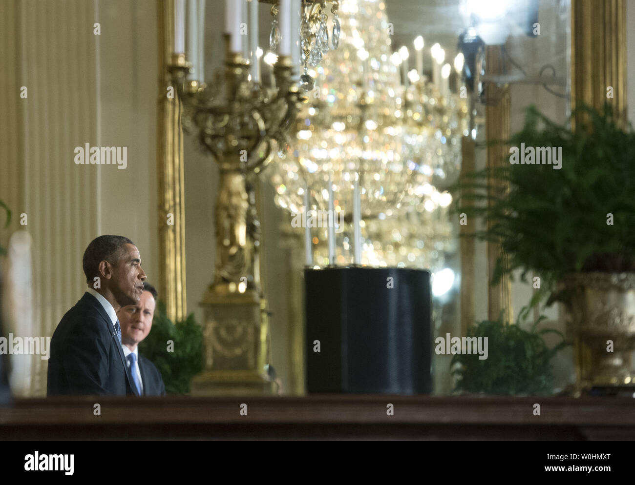 Präsident Barack Obama (L) und der britische Premierminister David Cameron werden gesehen in einem Spiegel reflektiert, da sie eine gemeinsame Pressekonferenz im East Room des Weißen Hauses in Washington, D.C., am 16. Januar 2015 halten. Foto von Kevin Dietsch/UPI Stockfoto